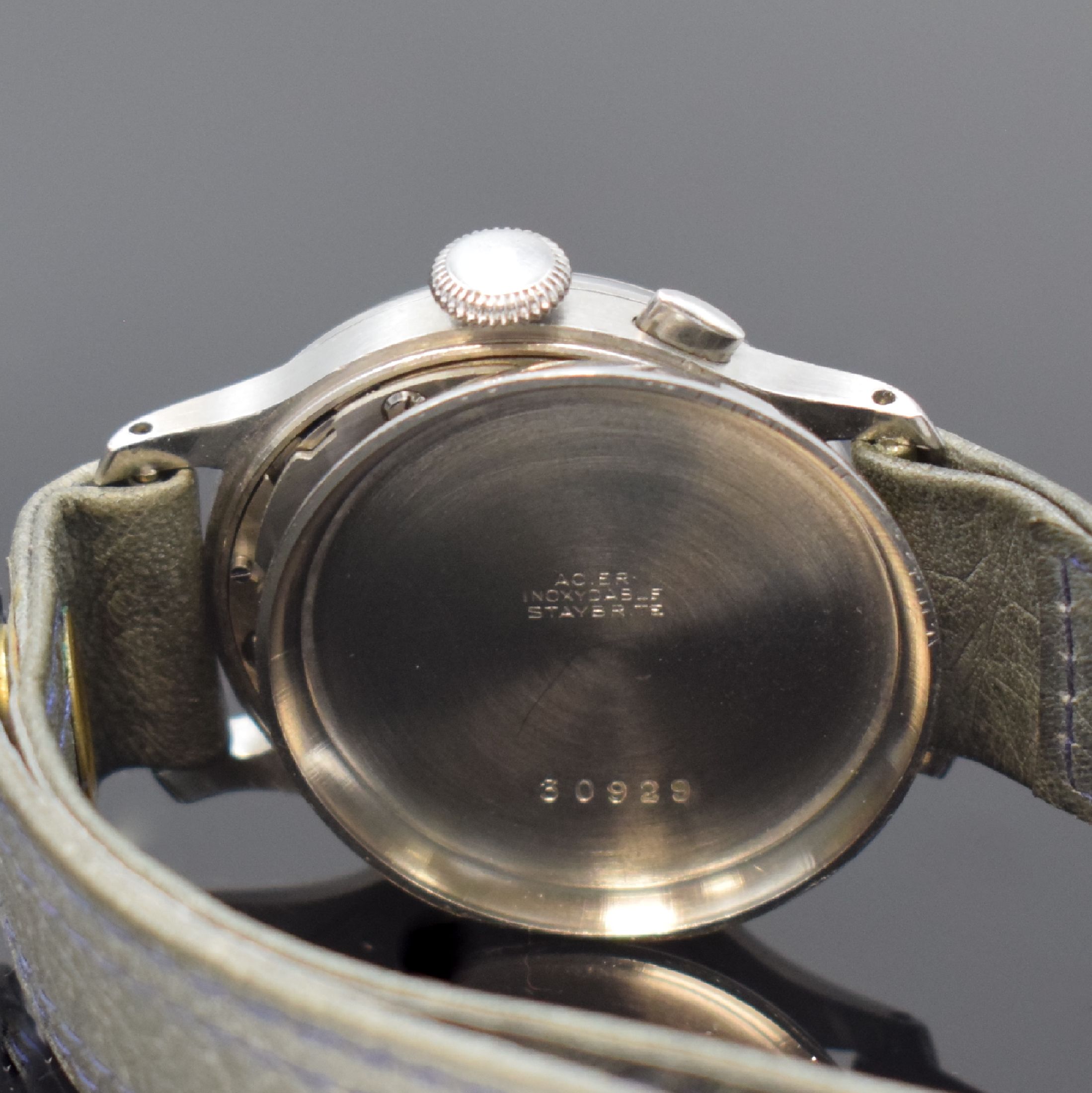 Detail e: HEUER früher Eindrücker-Schaltradchronograph in Stahl, Handaufzug, Schweiz um 1938, 3- teil. Geh., Boden und Glasrand aufgedr., gleichmäßig ...