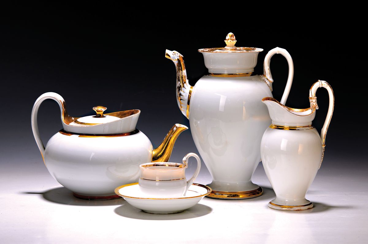 Kaffee- und Teeservice, Meissen, um 1820/30, Porzellan, Schwanenhenkel, 2 Kaffeekannen ein Deckel sek., Milchkanne, 12 Tassen mit Untertassen, eine ...