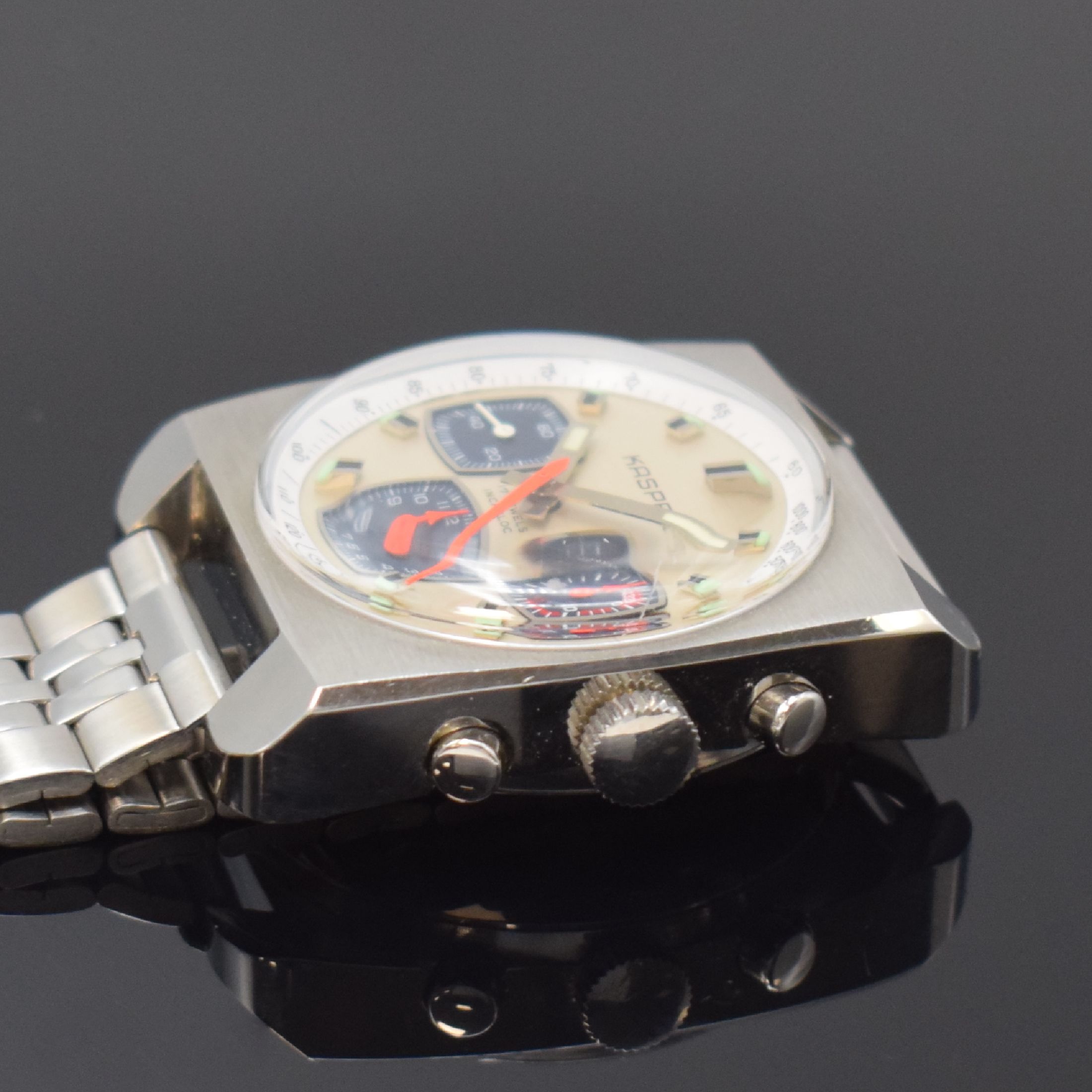 Detail b: KASPER Armbandchronograph, Handaufzug, Schweiz/Frankreich um 1970, Edelstahlgeh. inkl. neutr. Gliederband m. Faltschl., Boden verschr., silb. ...