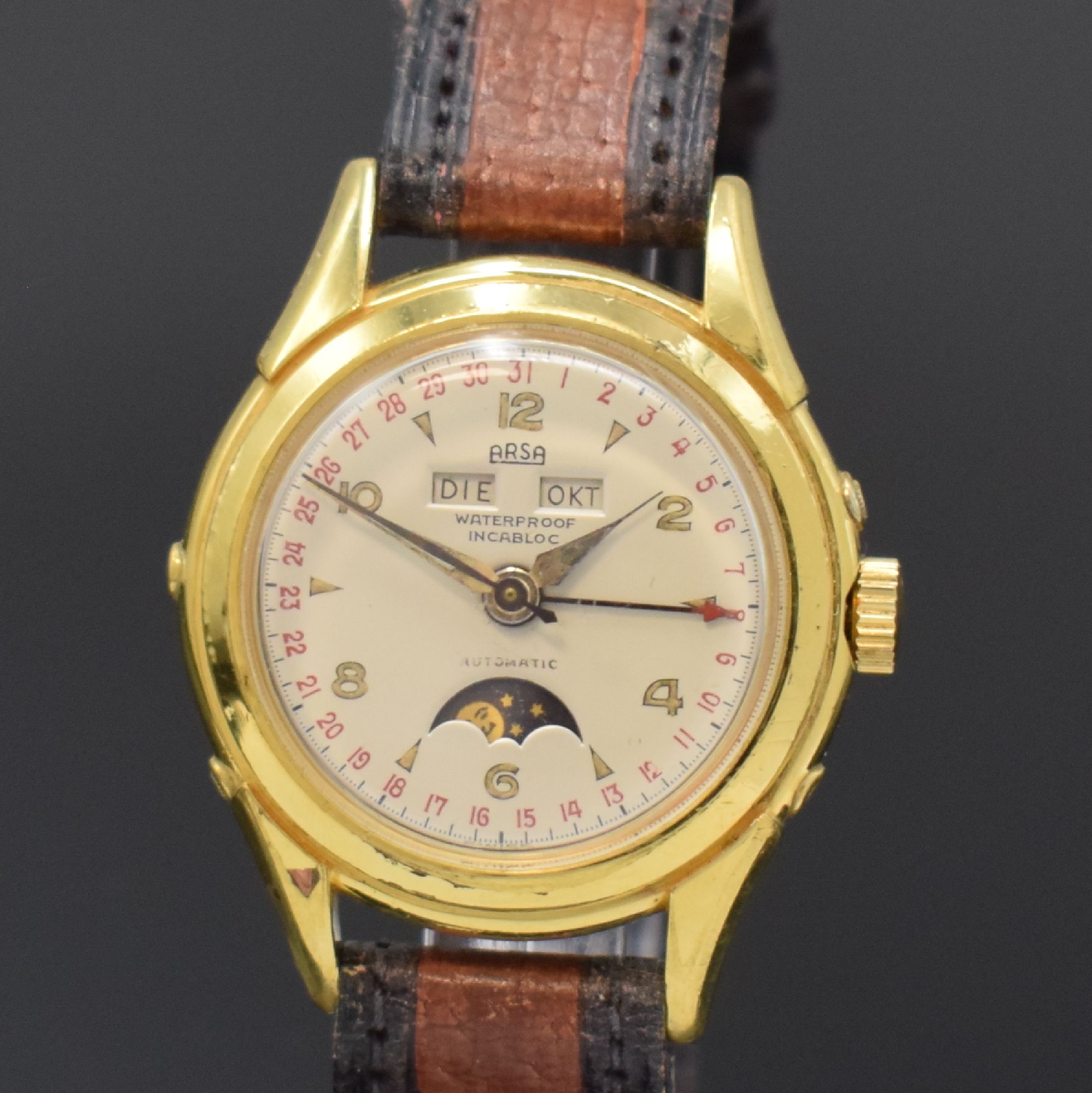 Detail a: ARSA Herrenarmbanduhr mit Vollkalenderanzeige, Automatik, Schweiz um 1950, verg. Geh., Boden verschr., silb. Zifferbl., Anz. v. Std., Min., ...