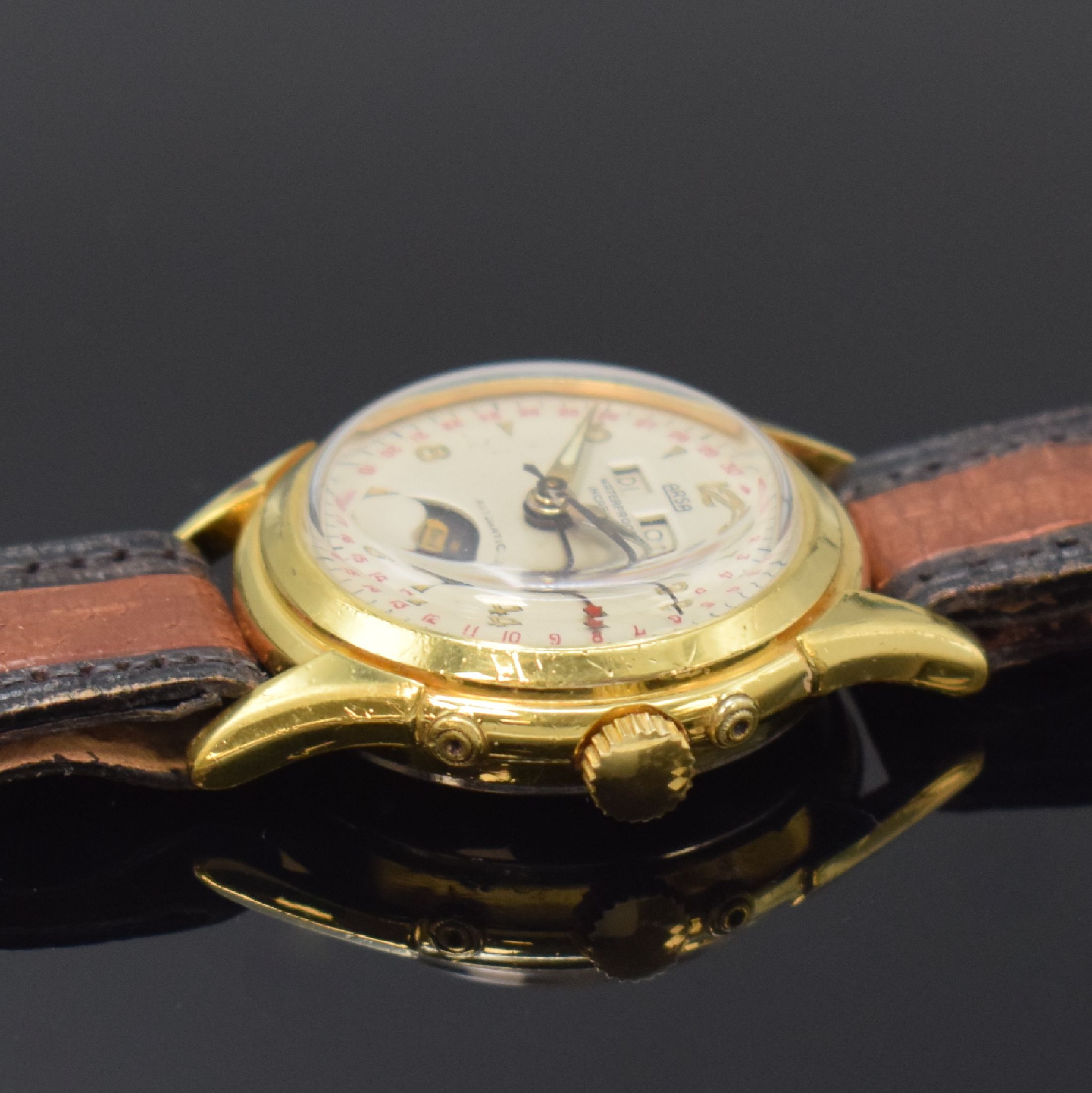 Detail b: ARSA Herrenarmbanduhr mit Vollkalenderanzeige, Automatik, Schweiz um 1950, verg. Geh., Boden verschr., silb. Zifferbl., Anz. v. Std., Min., ...