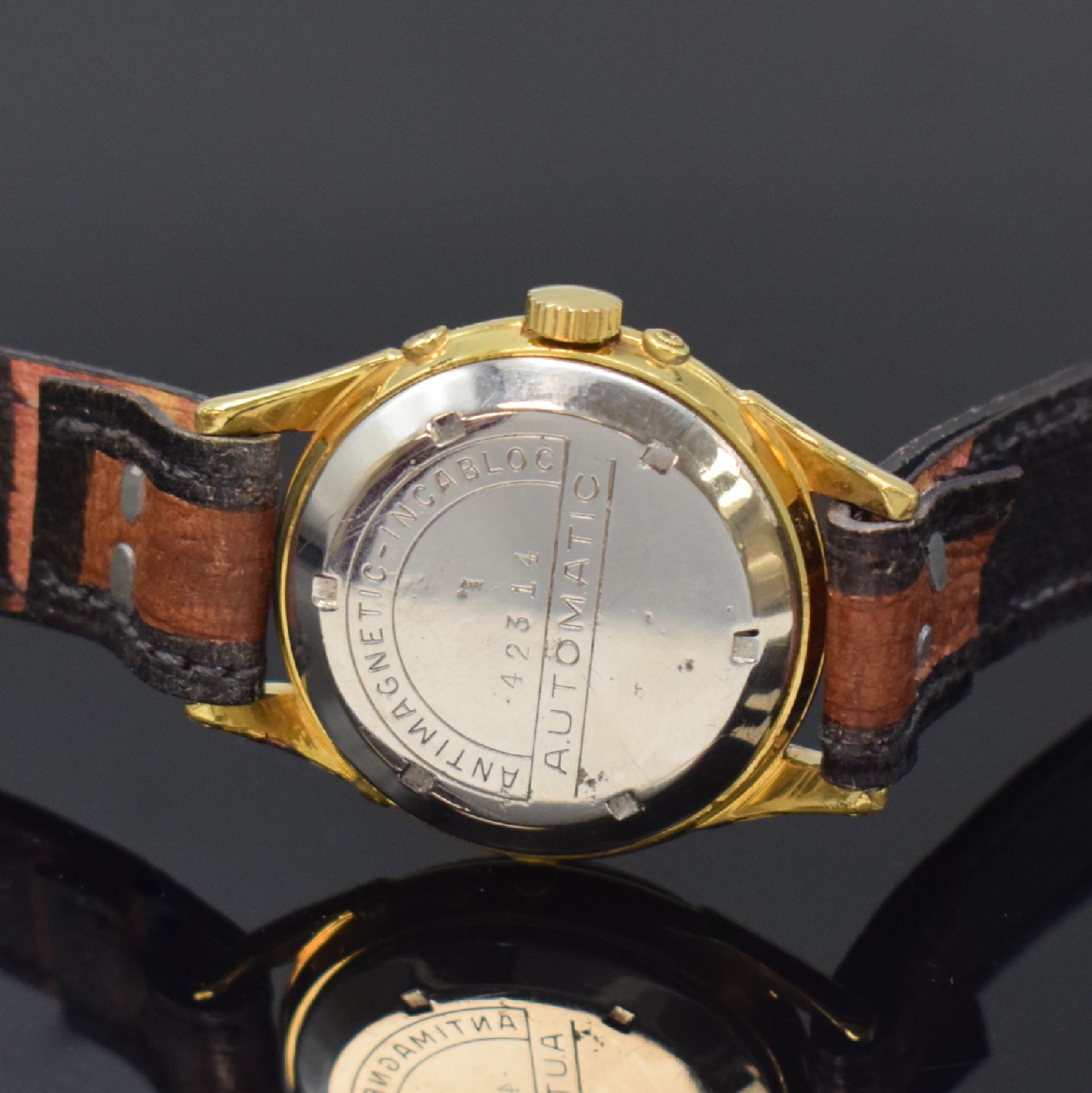 Detail d: ARSA Herrenarmbanduhr mit Vollkalenderanzeige, Automatik, Schweiz um 1950, verg. Geh., Boden verschr., silb. Zifferbl., Anz. v. Std., Min., ...