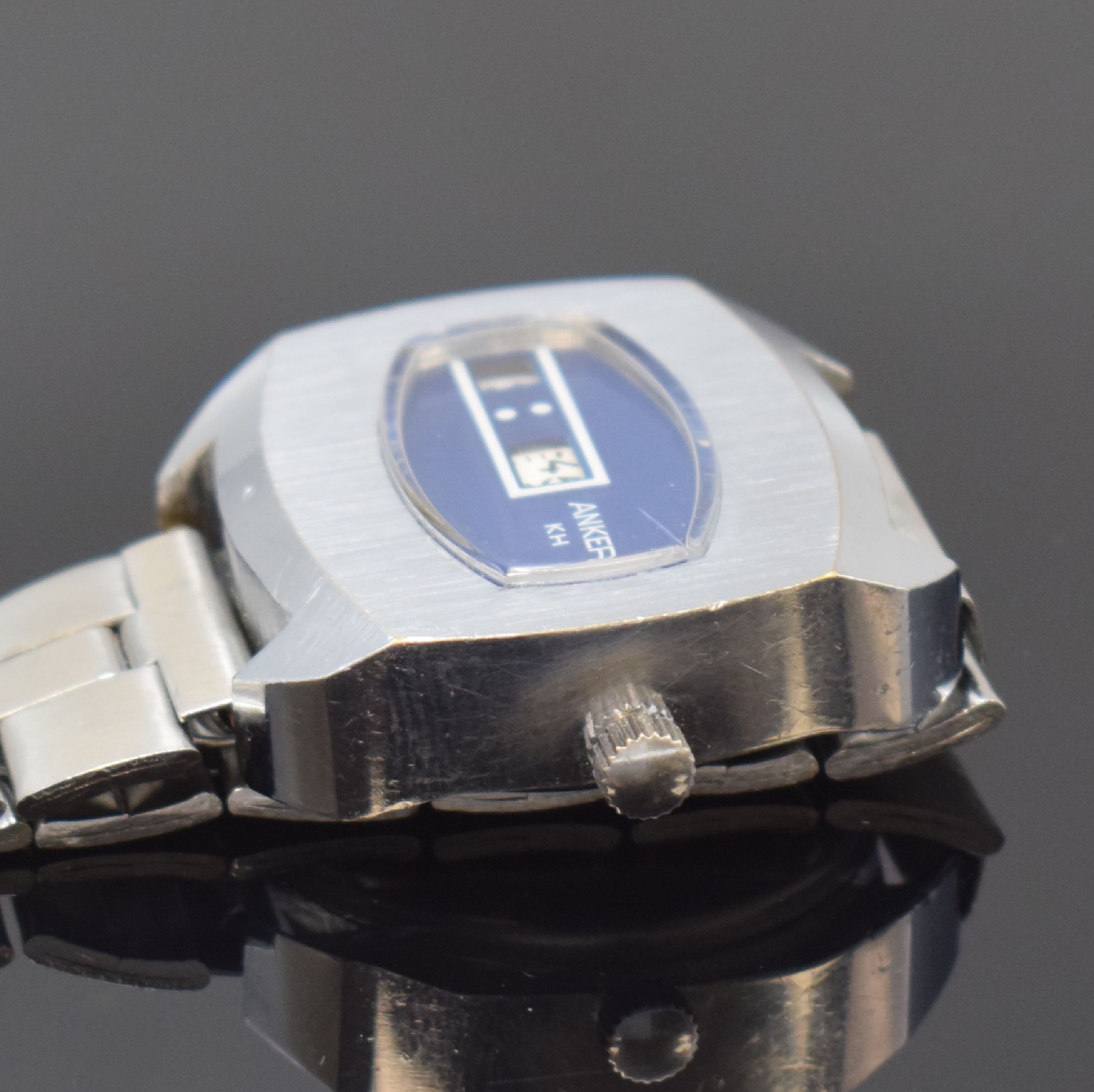 Detail b: ANKER Herrenarmbanduhr mit digitaler Anzeige, Schweiz um 1970, Handaufzug, verchr. Geh., Stahlboden aufgedr., 2-farb. Zifferbl. m. digitaler Std. und ...
