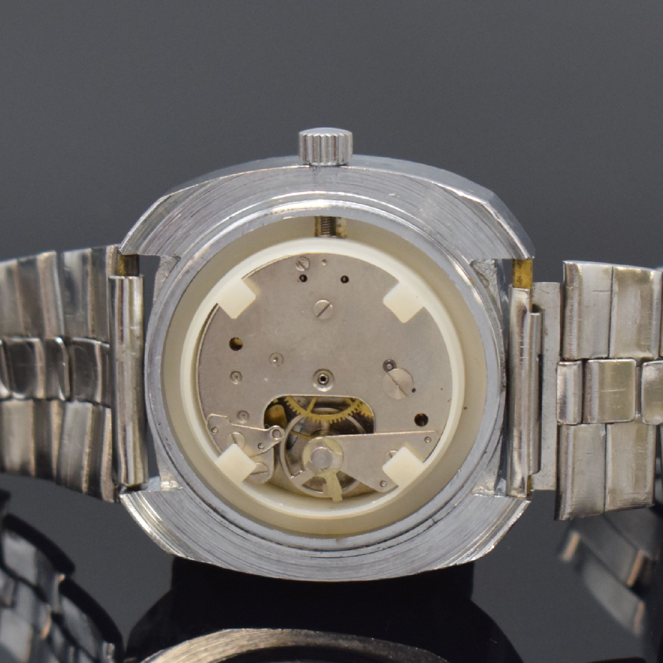 Detail d: ANKER Herrenarmbanduhr mit digitaler Anzeige, Schweiz um 1970, Handaufzug, verchr. Geh., Stahlboden aufgedr., 2-farb. Zifferbl. m. digitaler Std. und ...