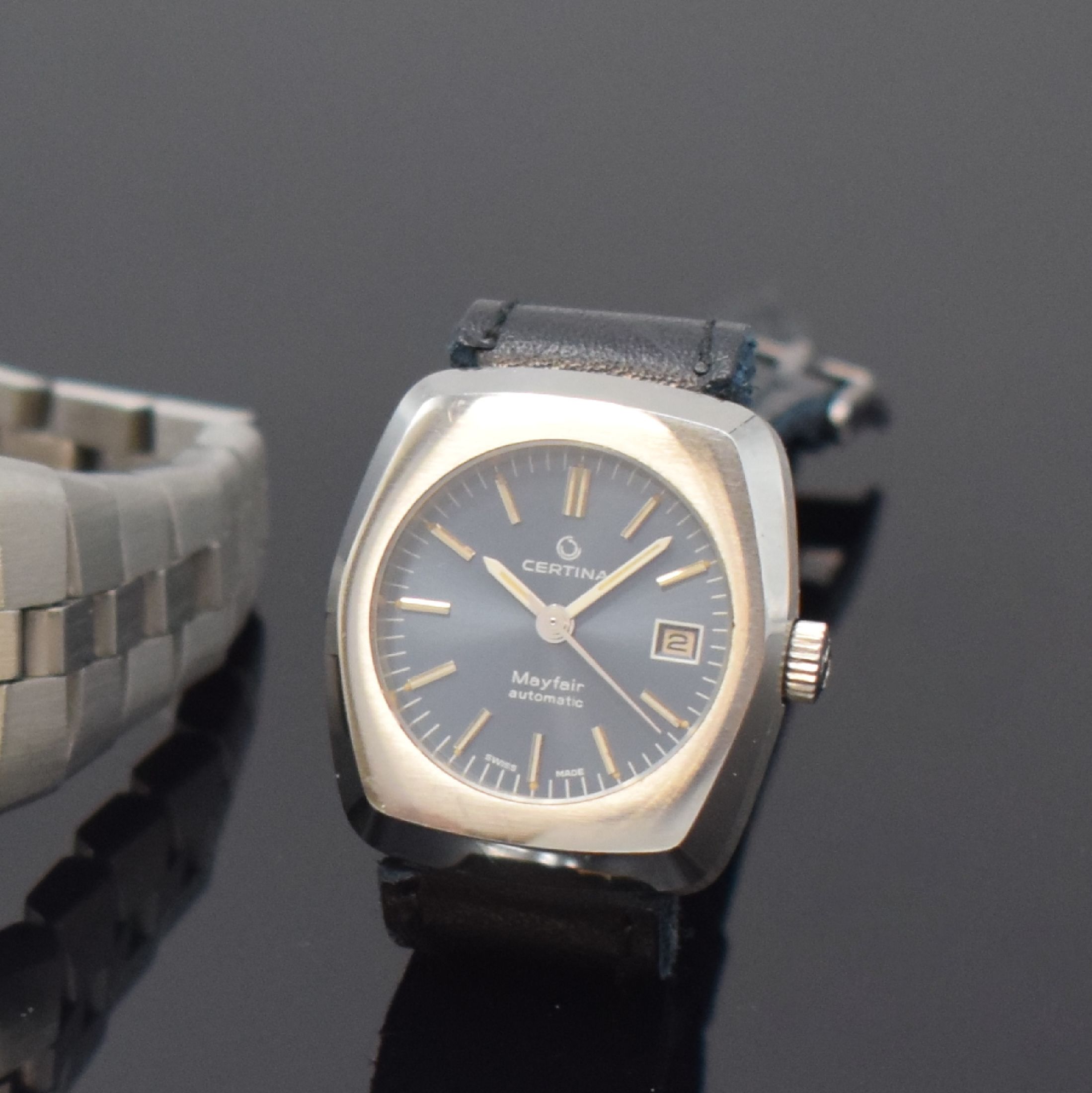 Detail a: Konvolut aus 2 Armbanduhren, beide Automatik Schweiz um 1970/80, beide Edelstahl m. verschraubten Böden, 1 x Zenith, orig. Gliederband, blaues ...