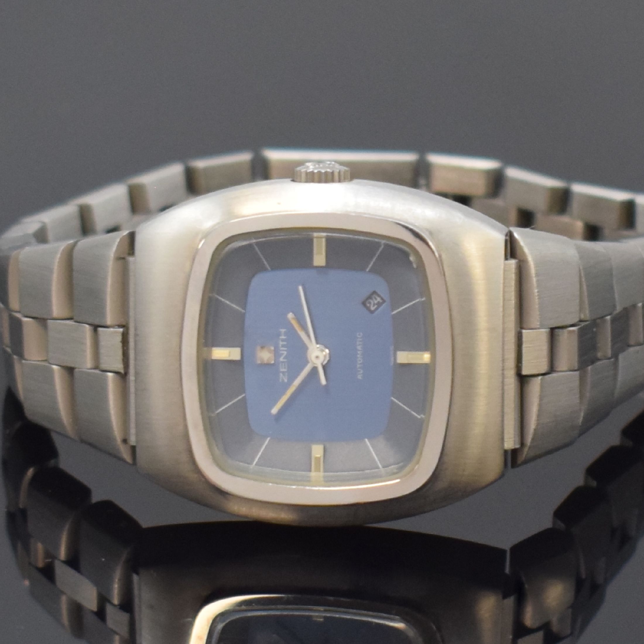 Detail b: Konvolut aus 2 Armbanduhren, beide Automatik Schweiz um 1970/80, beide Edelstahl m. verschraubten Böden, 1 x Zenith, orig. Gliederband, blaues ...