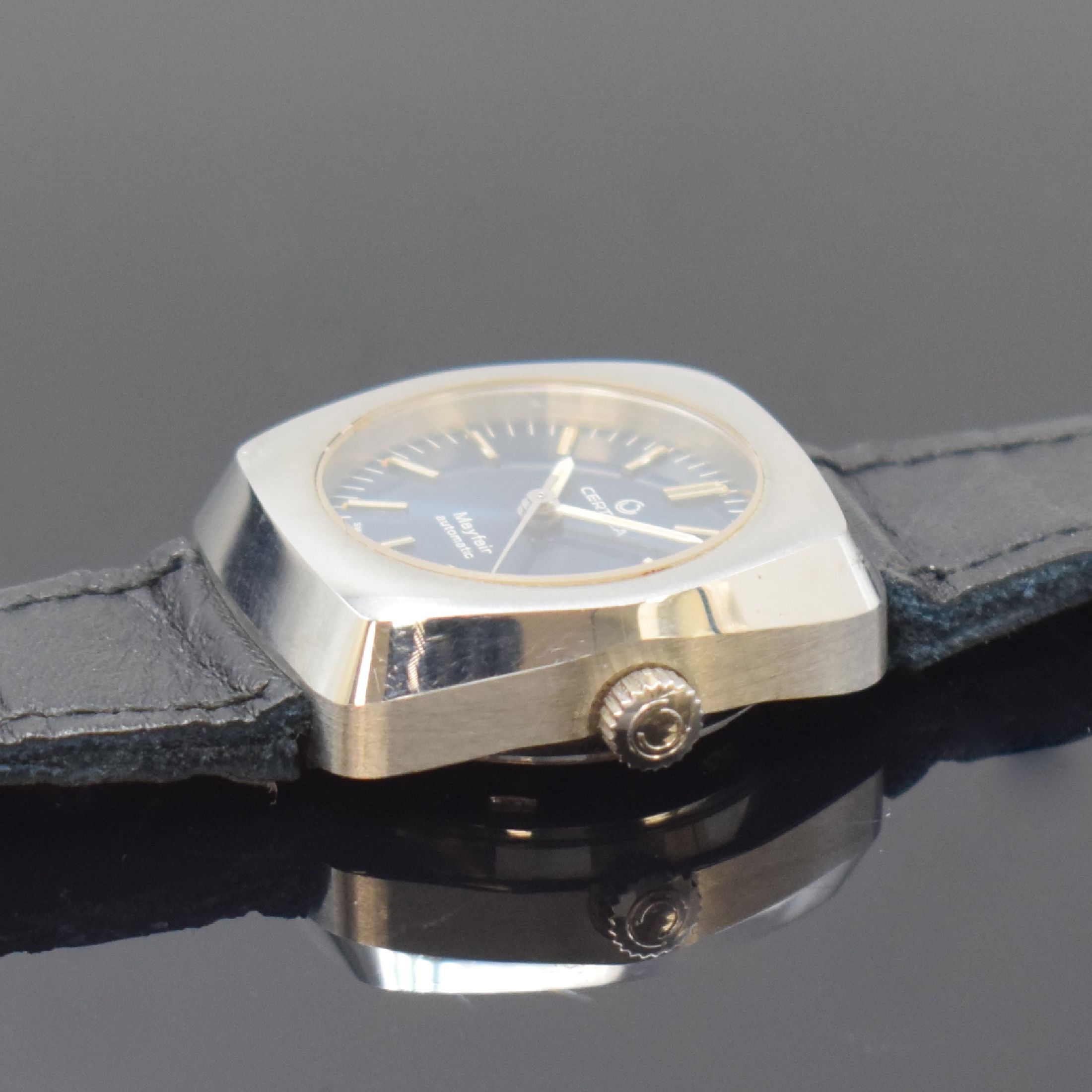 Detail c: Konvolut aus 2 Armbanduhren, beide Automatik Schweiz um 1970/80, beide Edelstahl m. verschraubten Böden, 1 x Zenith, orig. Gliederband, blaues ...