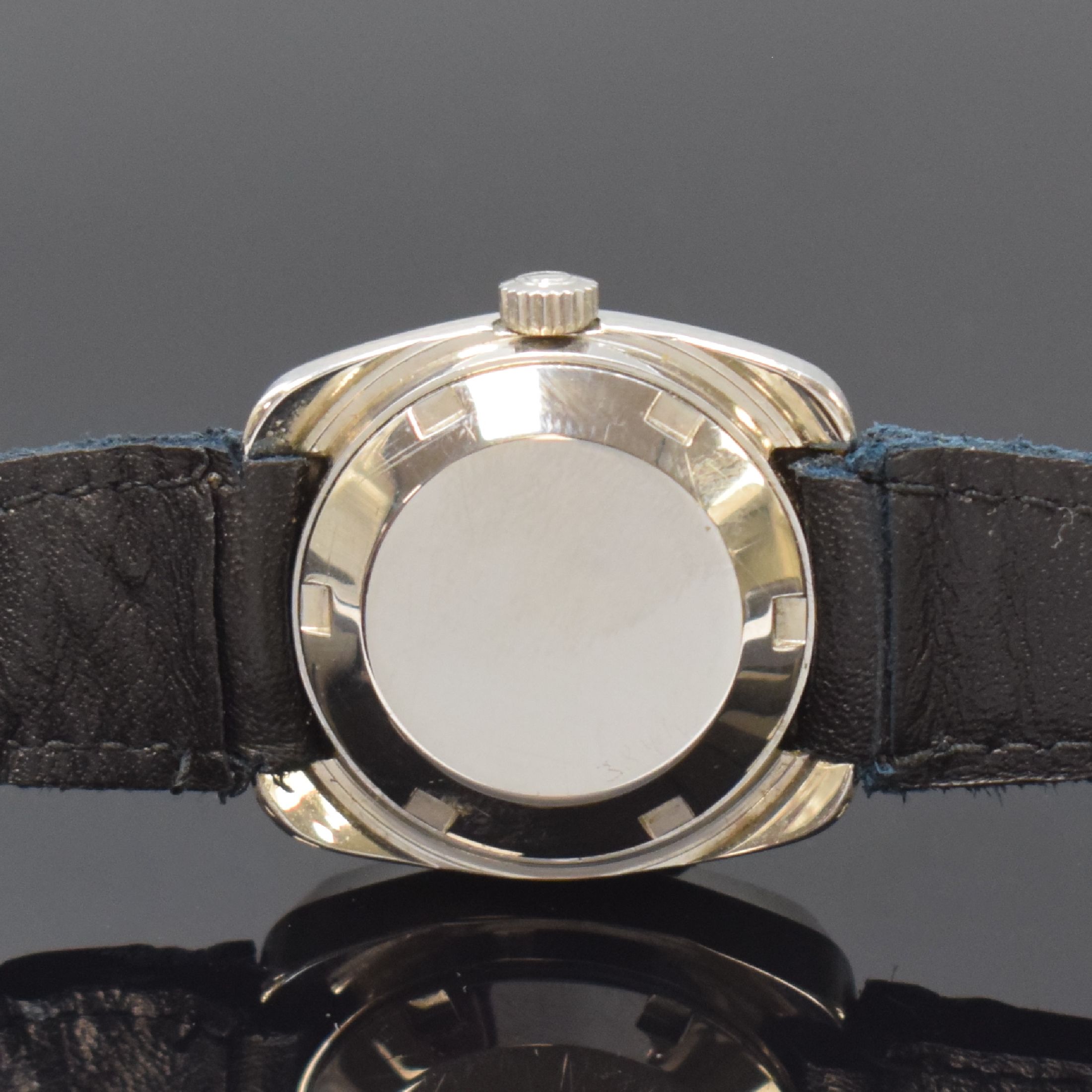 Detail d: Konvolut aus 2 Armbanduhren, beide Automatik Schweiz um 1970/80, beide Edelstahl m. verschraubten Böden, 1 x Zenith, orig. Gliederband, blaues ...
