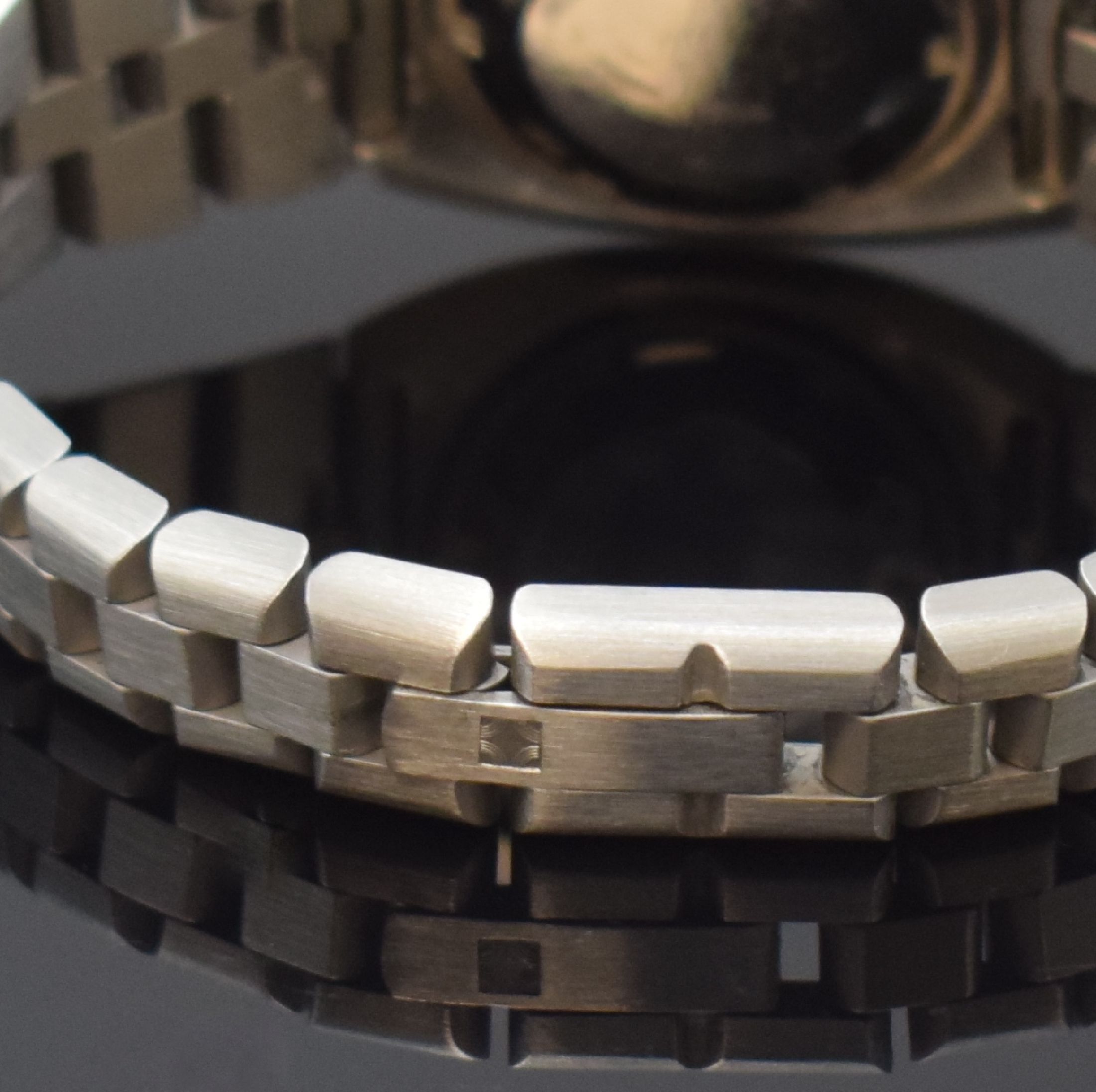 Detail e: Konvolut aus 2 Armbanduhren, beide Automatik Schweiz um 1970/80, beide Edelstahl m. verschraubten Böden, 1 x Zenith, orig. Gliederband, blaues ...