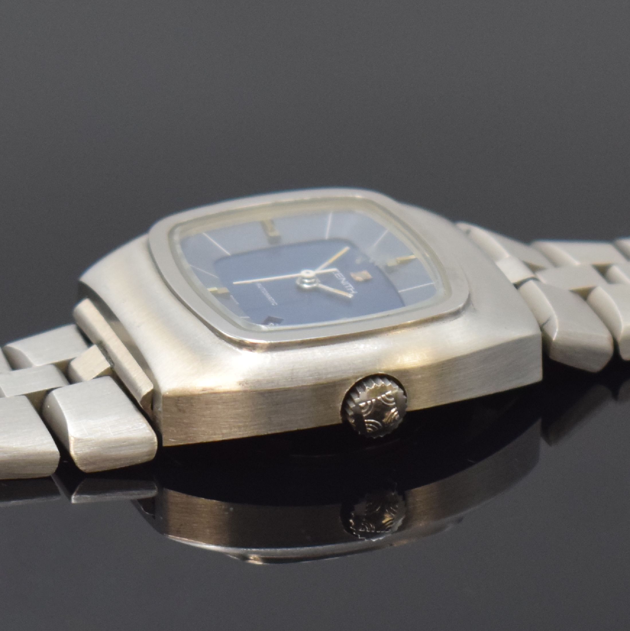 Detail f: Konvolut aus 2 Armbanduhren, beide Automatik Schweiz um 1970/80, beide Edelstahl m. verschraubten Böden, 1 x Zenith, orig. Gliederband, blaues ...