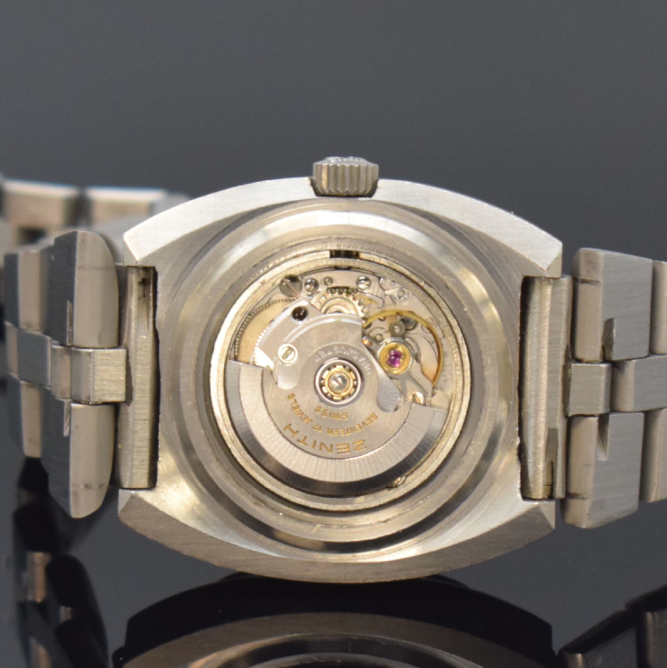 Detail h: Konvolut aus 2 Armbanduhren, beide Automatik Schweiz um 1970/80, beide Edelstahl m. verschraubten Böden, 1 x Zenith, orig. Gliederband, blaues ...