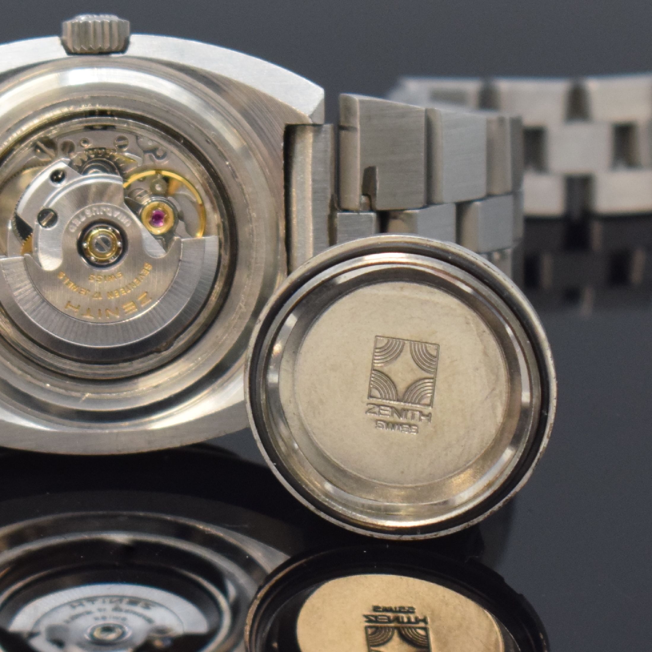 Detail j: Konvolut aus 2 Armbanduhren, beide Automatik Schweiz um 1970/80, beide Edelstahl m. verschraubten Böden, 1 x Zenith, orig. Gliederband, blaues ...