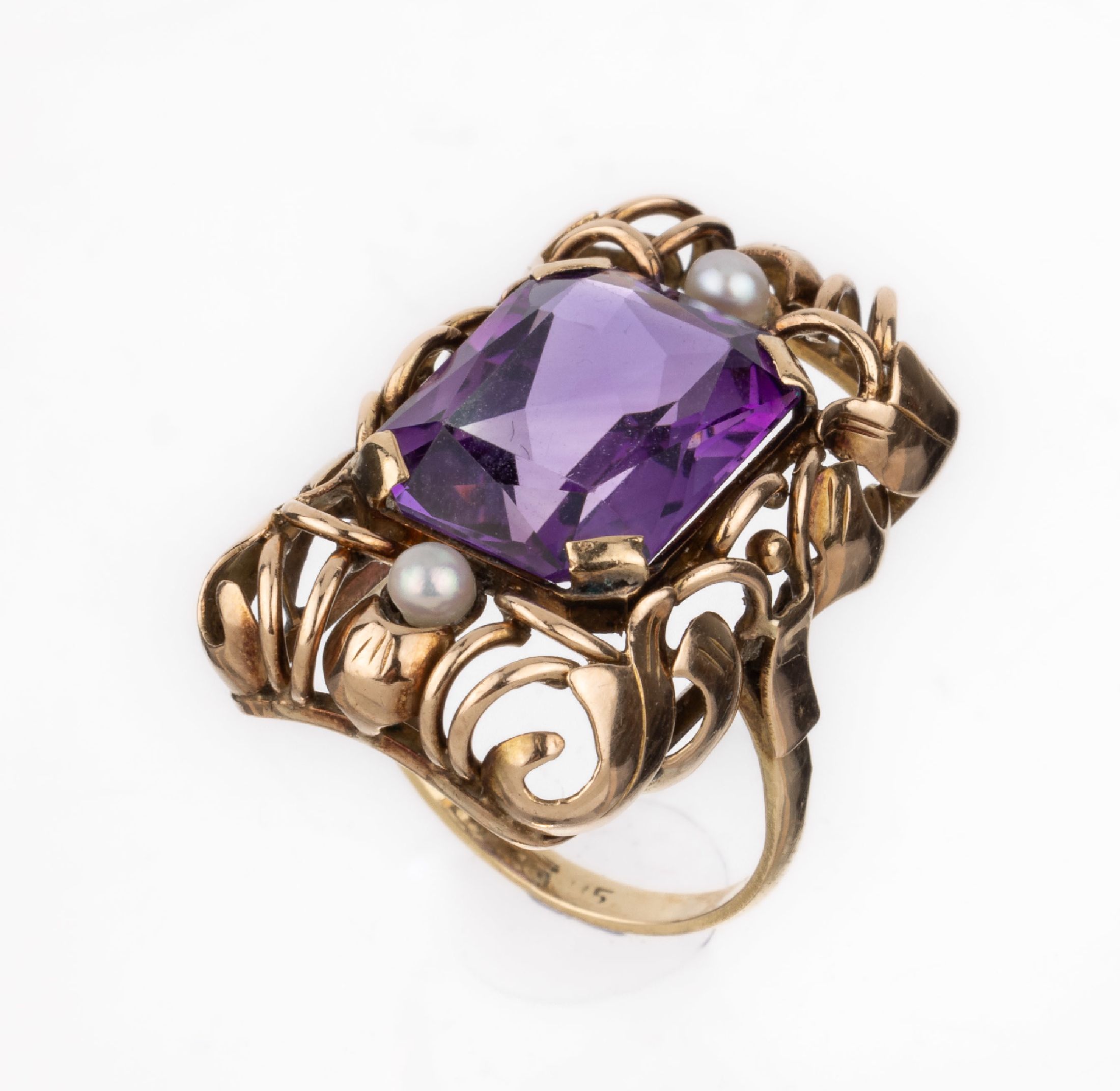 14 kt Gold Amethyst-Ring, um 1940/50, RoseG 585/000, durchbrochen gearbeitet, besetzt mit 2 Saatperlchen, mittig rechteckig facett. Amethyst ca. 6.0 ...