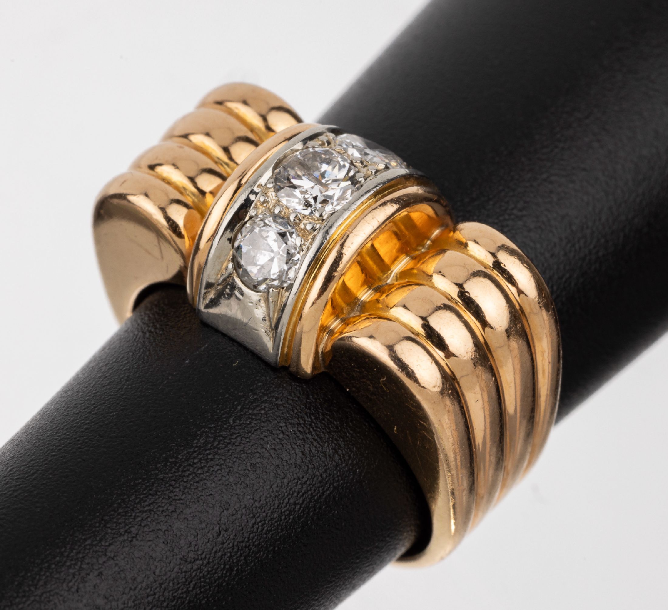 18 kt Gold Diamant-Ring, um 1940, GG/WG 750/000, Ringschultern gerillt, 3 in WG gefasste Altschliffdiamanten zus. ca. 0.50 ct Weiß/p, RW 50.5, ca. ...