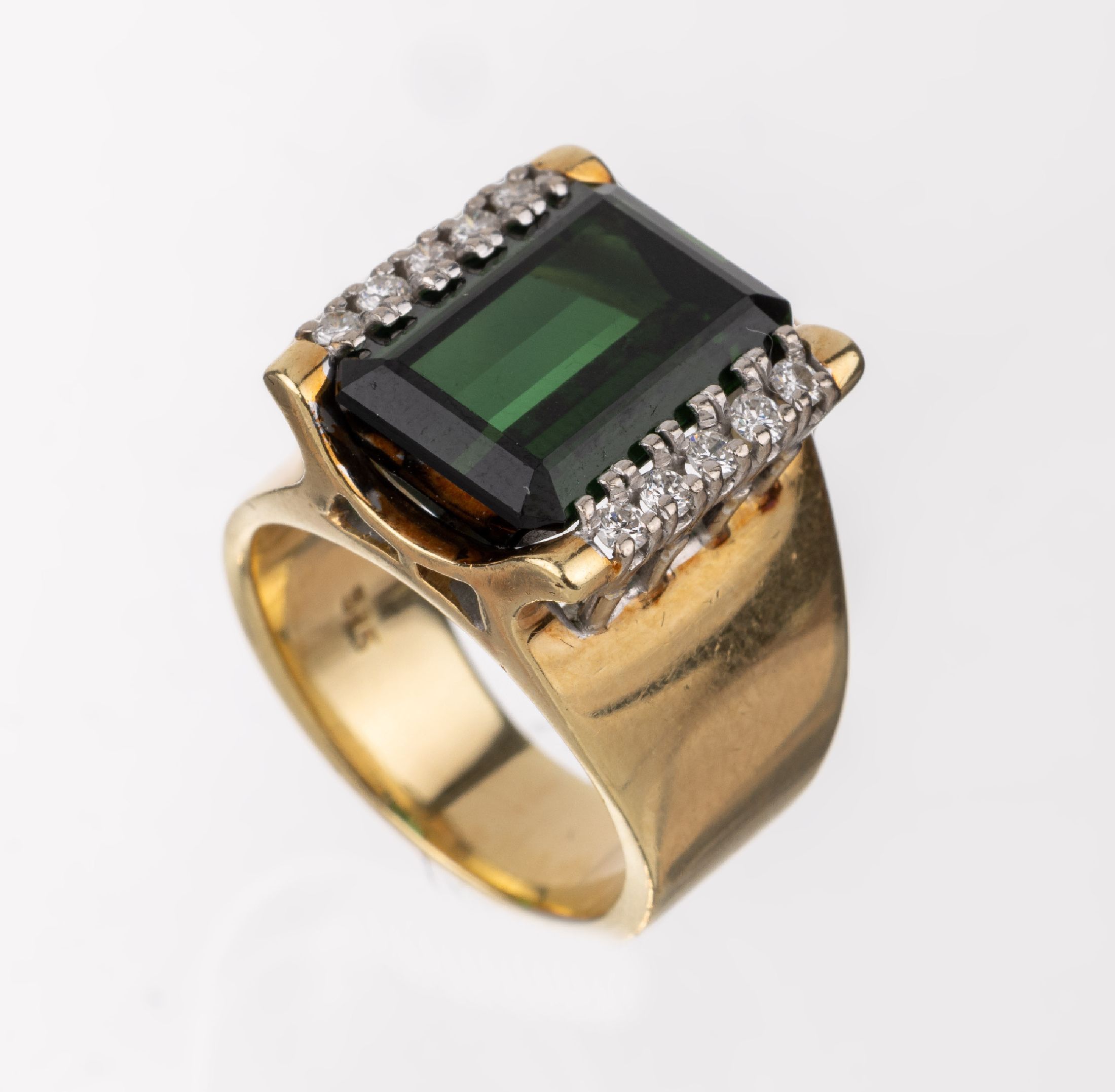 14 kt Gold Turmalin-Brillant-Ring, GG/WG 585/000, facett. Turmalin von intensiver Farbeca. 6.54 ct, 10 Brillanten zus. ca. 0.25 ct feines Weiß/lp, ...