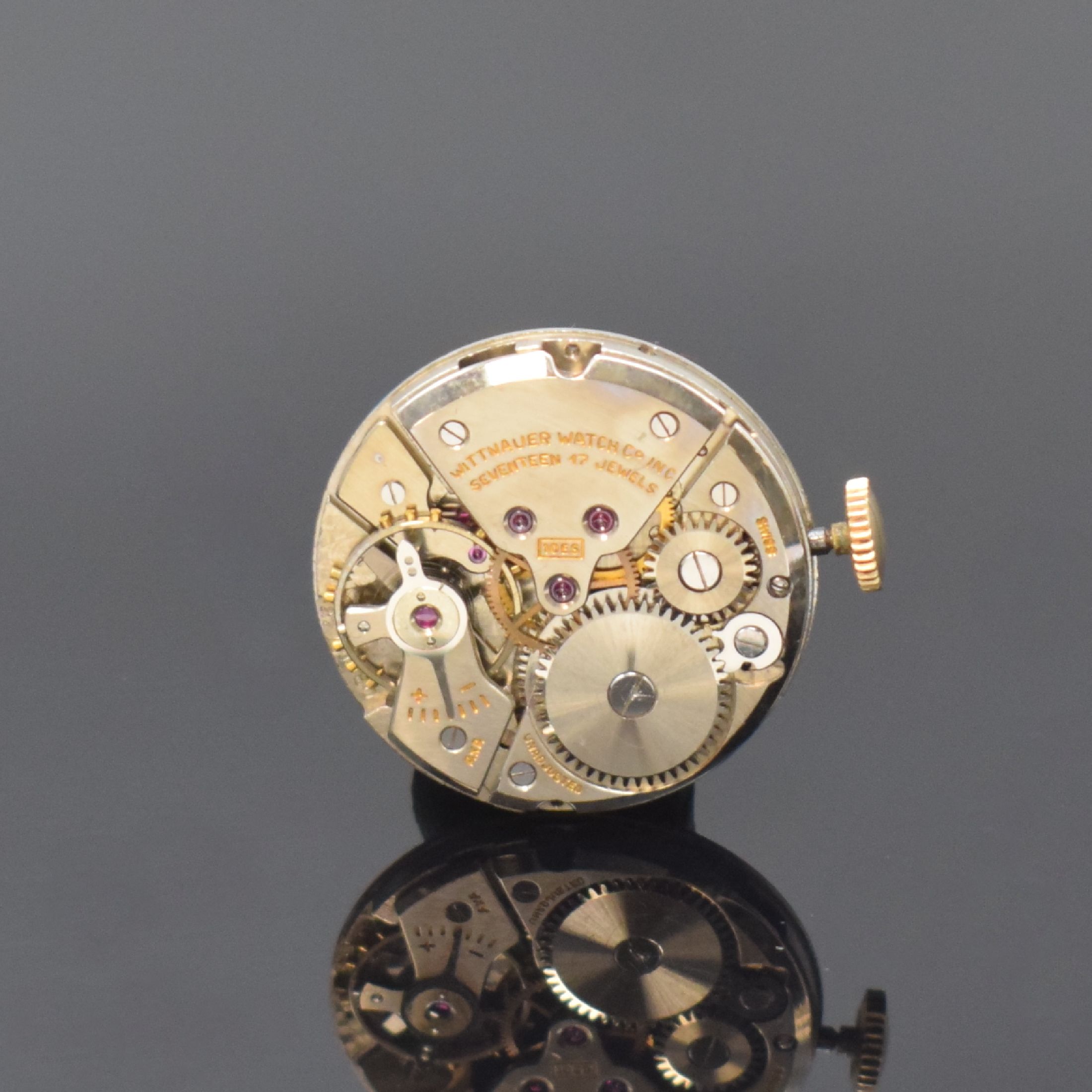 Detail d: WITTNAUER rechteckige Armbanduhr in GG 14k, USA / Schweiz um 1955, Handaufzug, 2-tlg. Geh., Boden aufgedr., Lünette m. grav. röm. Std.-Zahlen u. ...