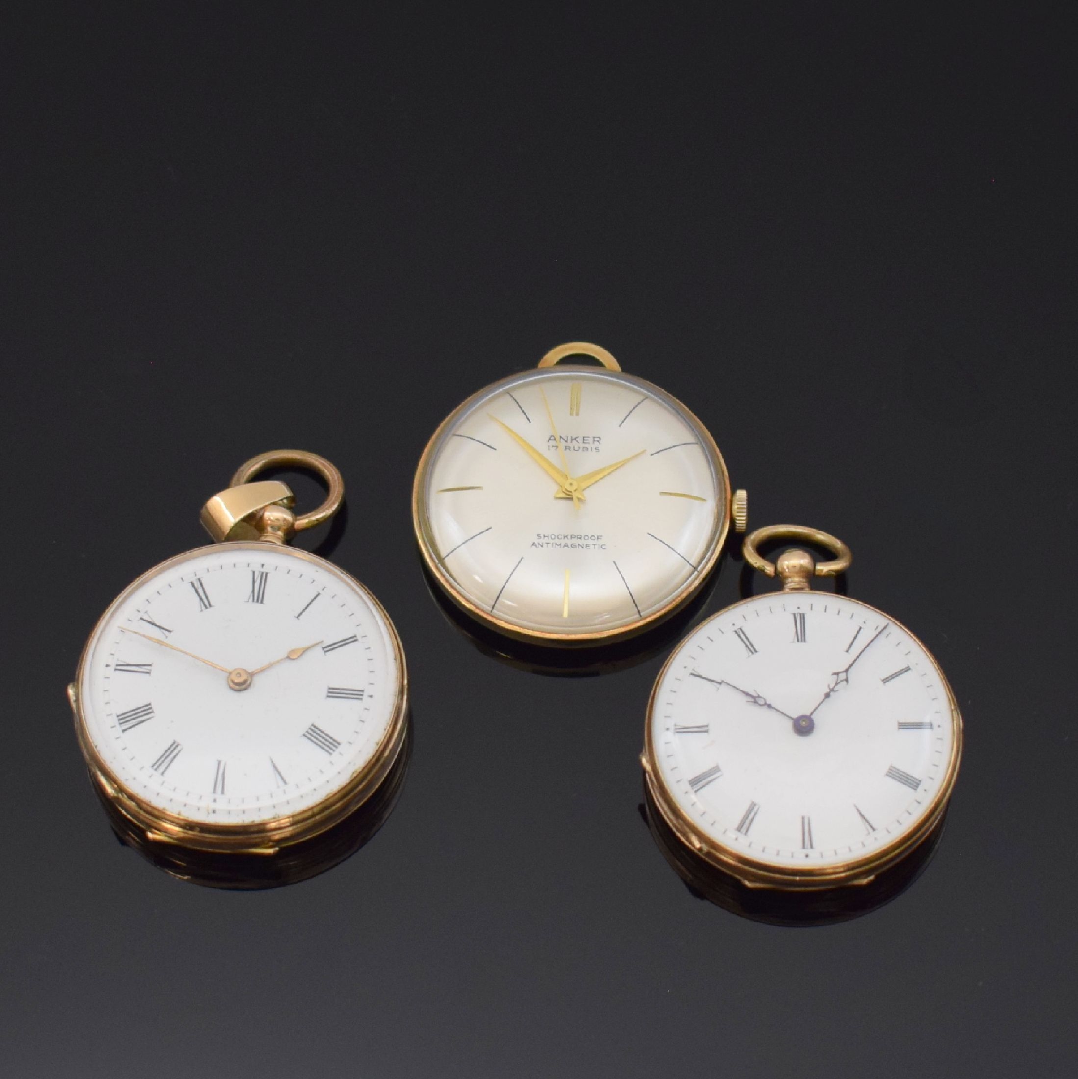 2 kleine offene Taschenuhren und 1x Anker Frackuhr in GG 585/000, Schweiz um 1880/1970, Schlüsselaufzug, Geh. dell., rücks. guill. m. ...