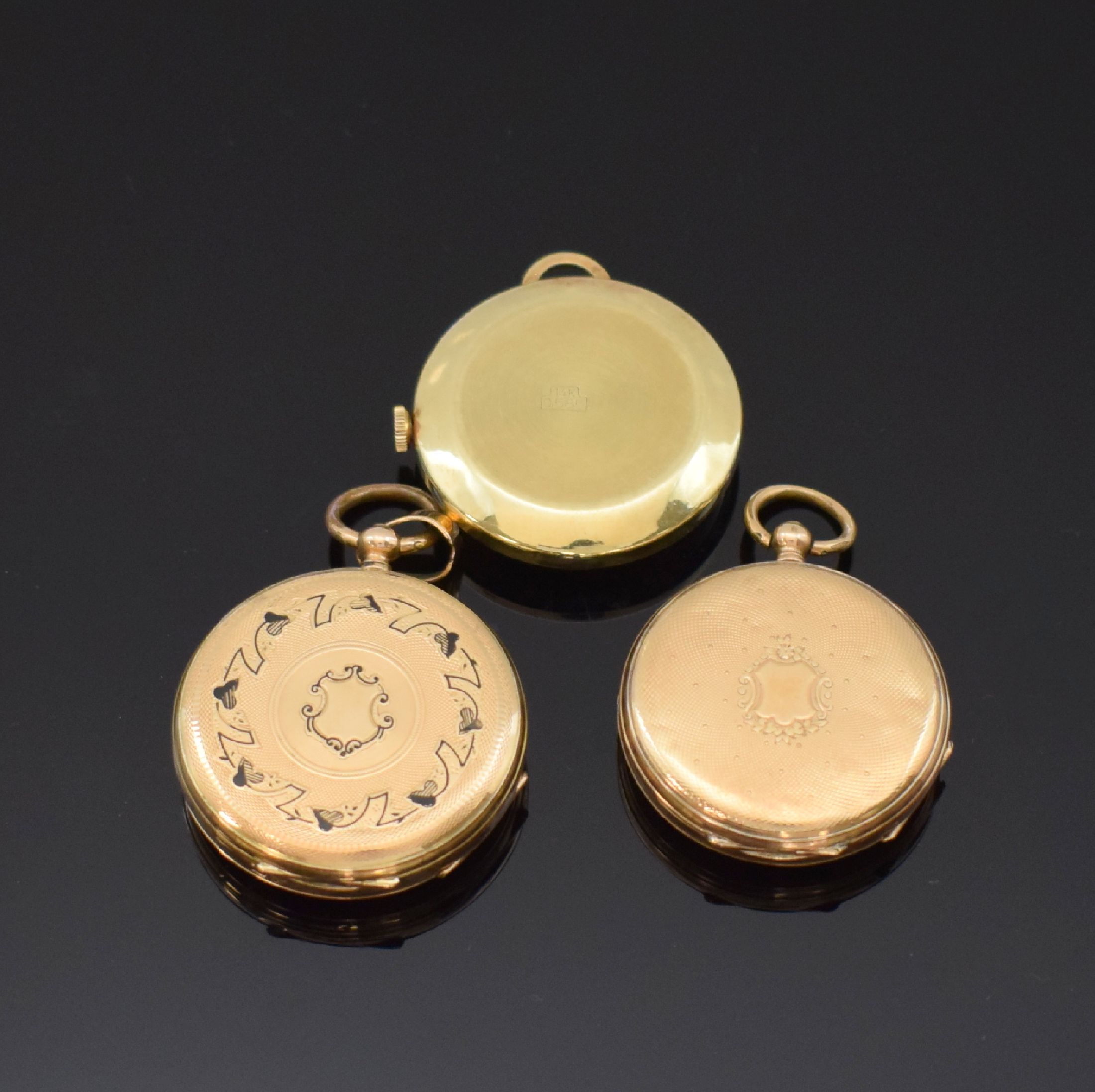 Detail a: 2 kleine offene Taschenuhren und 1x Anker Frackuhr in GG 585/000, Schweiz um 1880/1970, Schlüsselaufzug, Geh. dell., rücks. guill. m. ...