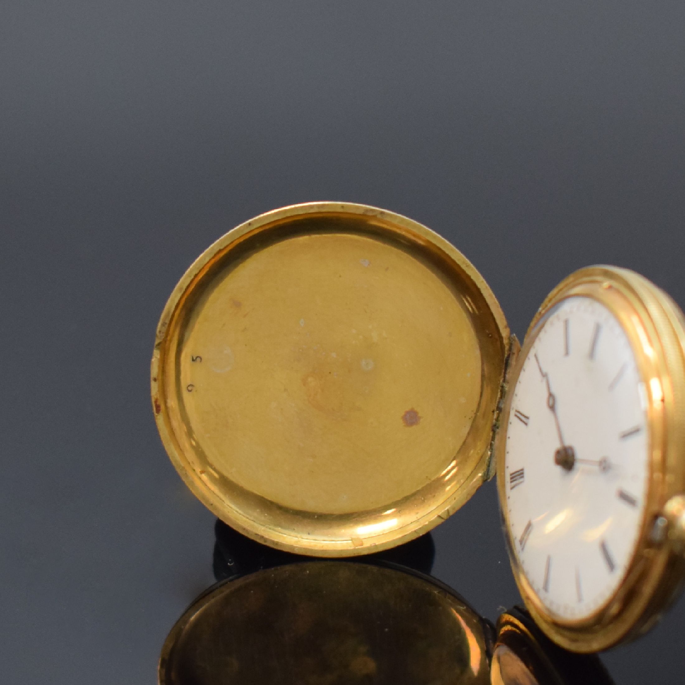 Detail a: Kleine emaillierte Savonette in GG 750/000, Schweiz um 1870, 3-Deckel Goldgeh., floral grav. Sprung u. Rückdeckel transluzid grün emailliert, ...