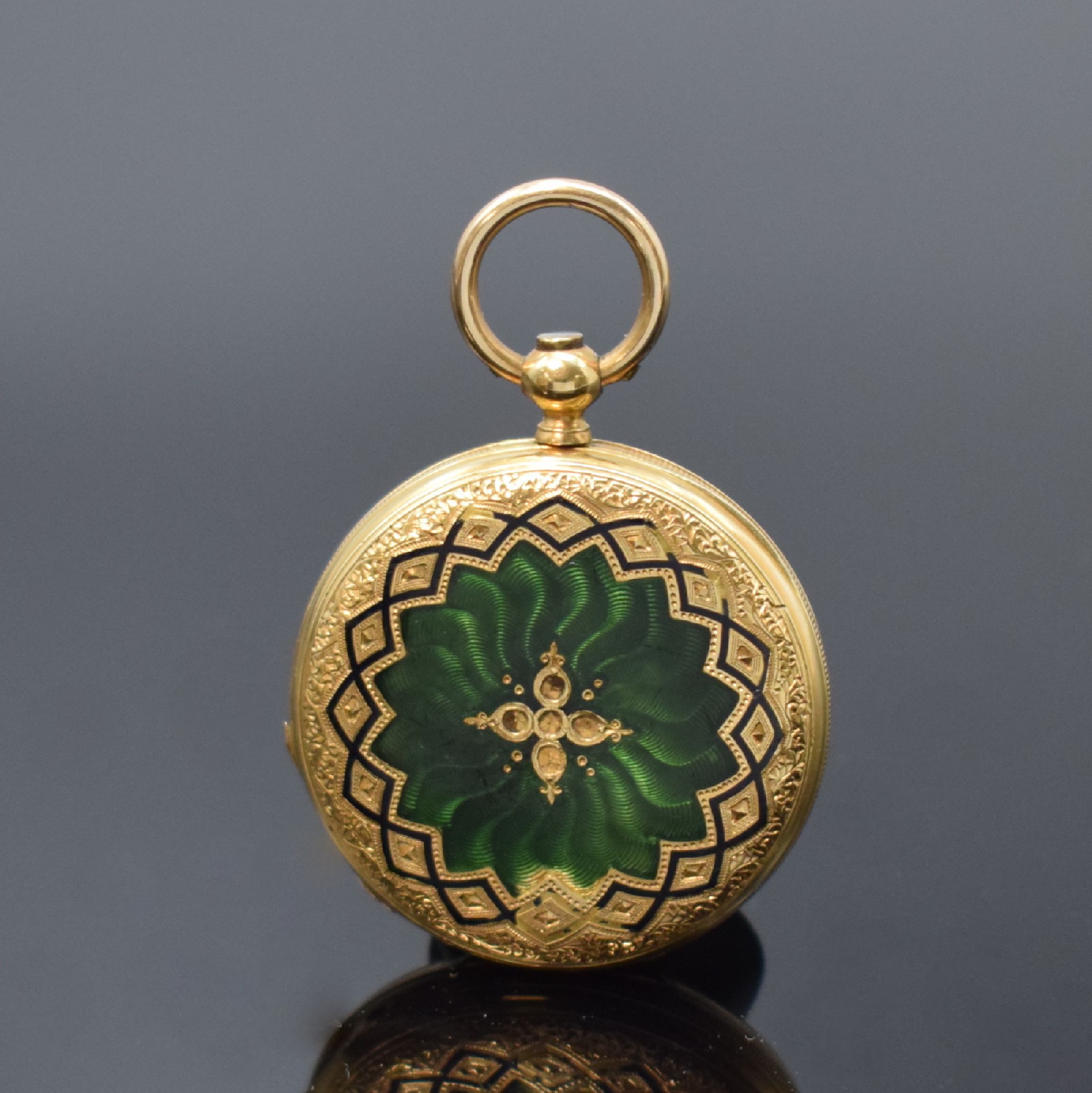 Detail c: Kleine emaillierte Savonette in GG 750/000, Schweiz um 1870, 3-Deckel Goldgeh., floral grav. Sprung u. Rückdeckel transluzid grün emailliert, ...