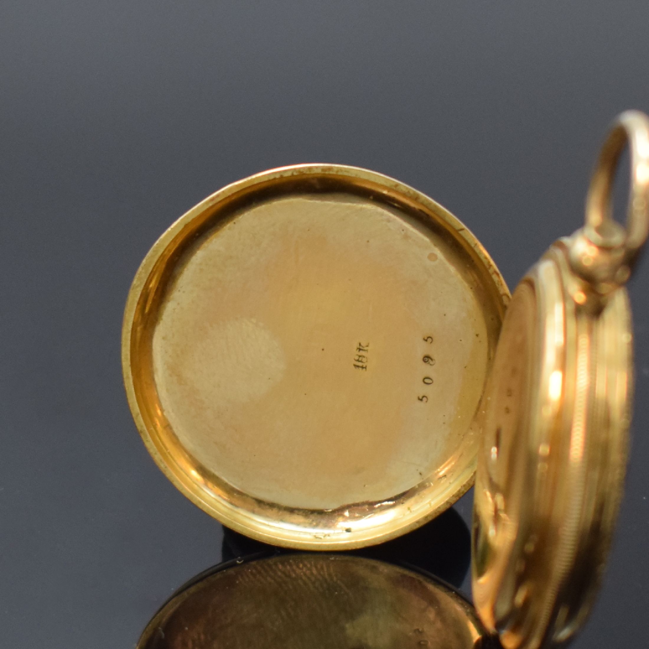 Detail d: Kleine emaillierte Savonette in GG 750/000, Schweiz um 1870, 3-Deckel Goldgeh., floral grav. Sprung u. Rückdeckel transluzid grün emailliert, ...