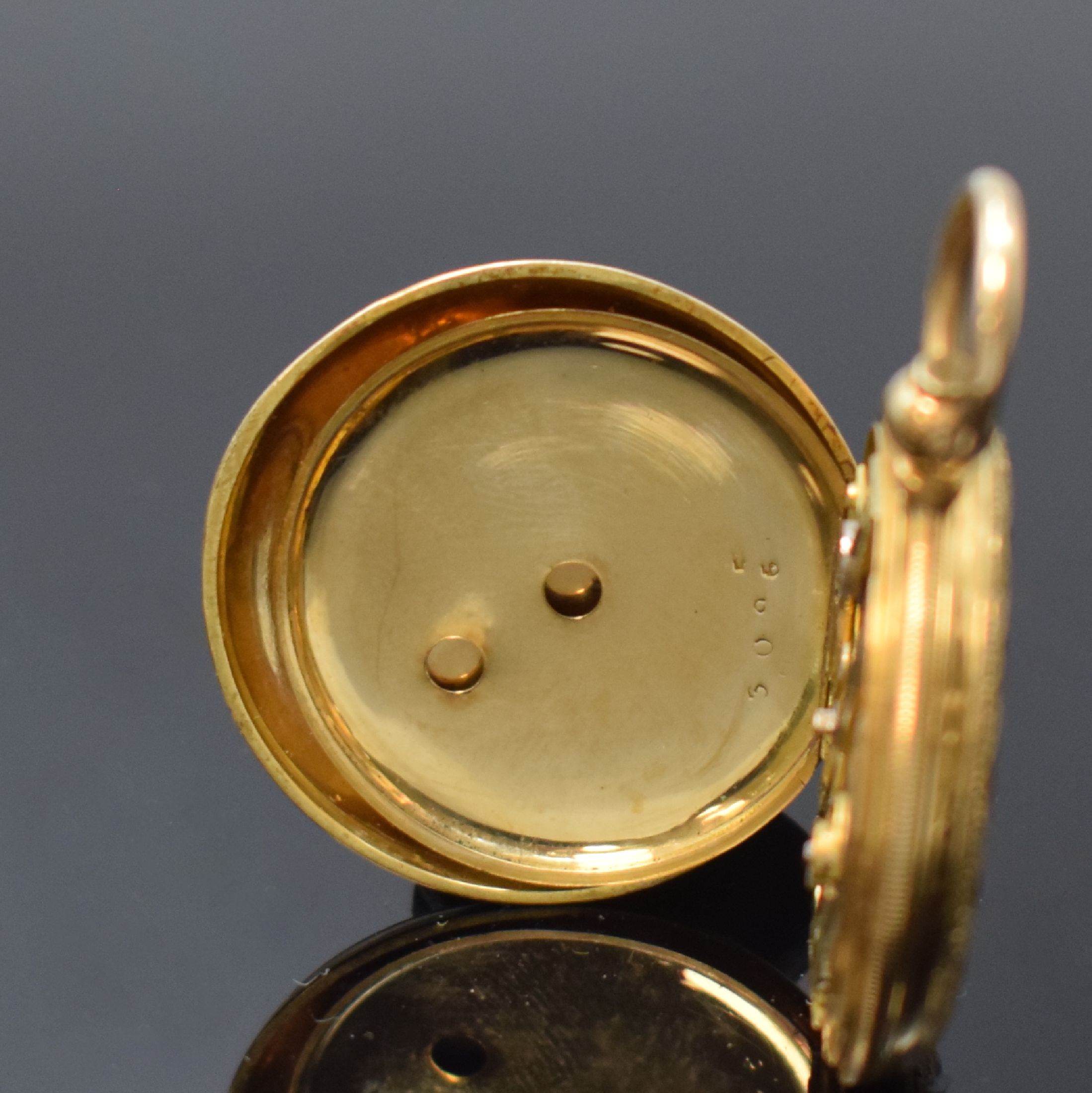 Detail f: Kleine emaillierte Savonette in GG 750/000, Schweiz um 1870, 3-Deckel Goldgeh., floral grav. Sprung u. Rückdeckel transluzid grün emailliert, ...