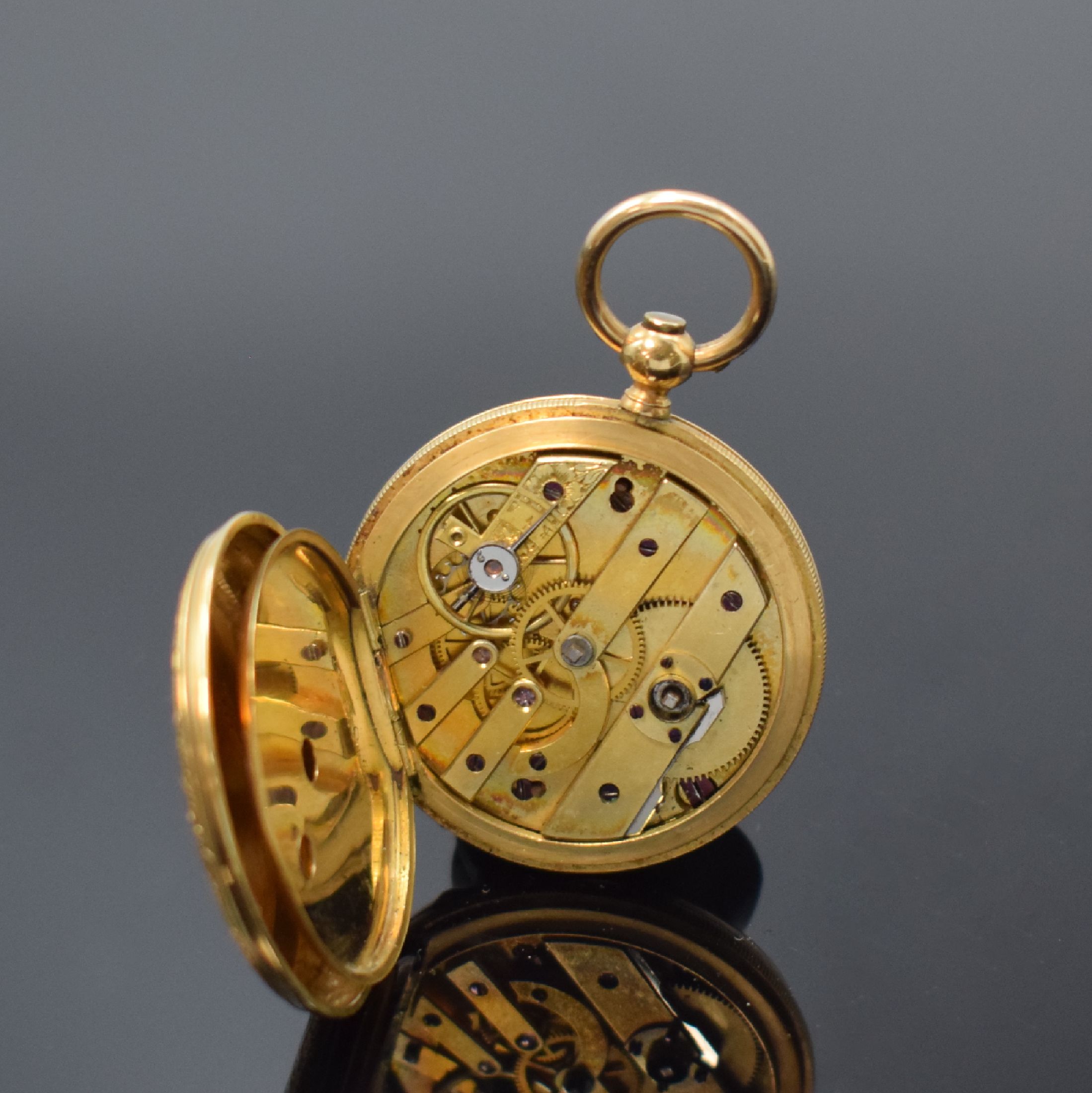 Detail g: Kleine emaillierte Savonette in GG 750/000, Schweiz um 1870, 3-Deckel Goldgeh., floral grav. Sprung u. Rückdeckel transluzid grün emailliert, ...