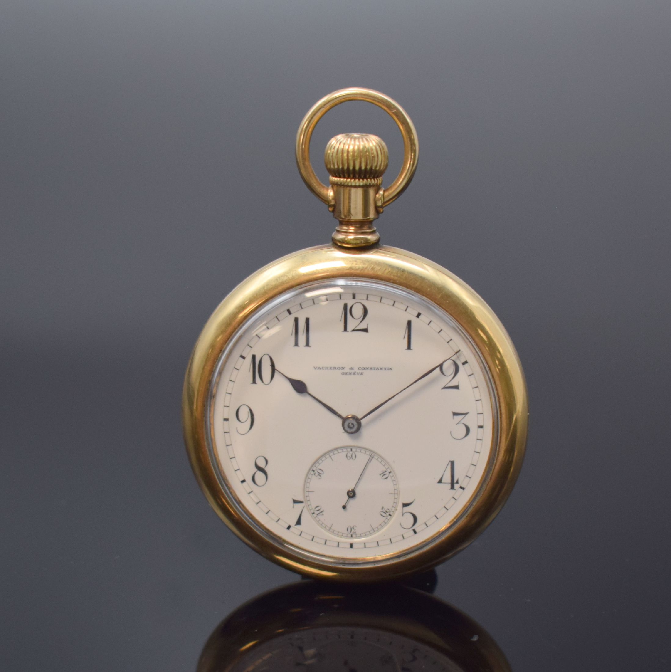 VACHERON & CONSTANTIN offene vergoldete Taschenuhr, Schweiz um 1915, Geh. dell./besch., Glasrand verschr., Emailzifferbl. riss., arab. Zahlen, gebl. ...
