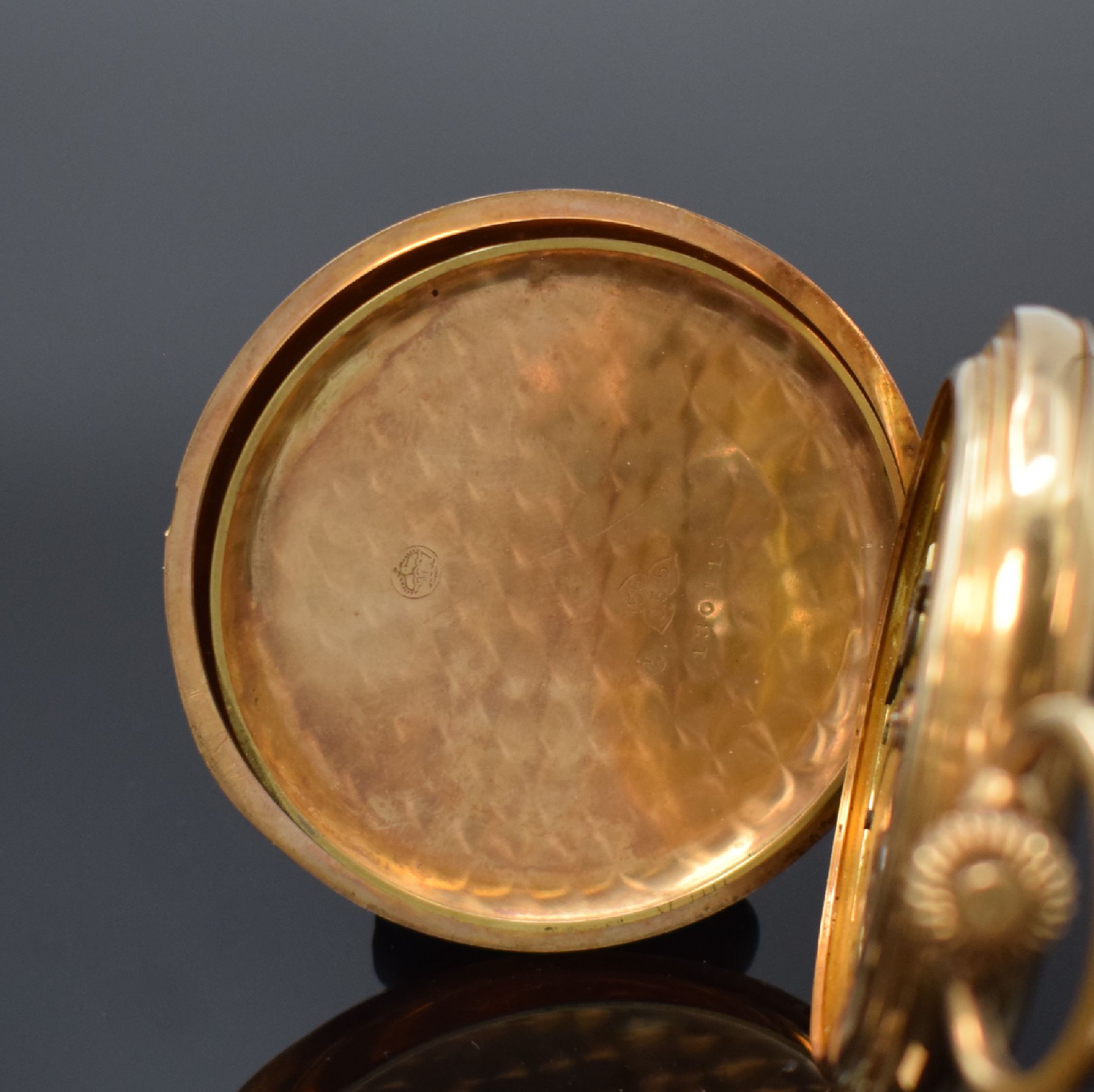 Detail f: Herrensavonette in GG 585/000, Schweiz um 1910, 3-Deckel Goldgeh. dell., guill. Rück- u. Sprungdeckel m. Monogrammspiegel, Cuvette sign. m. Systeme ...