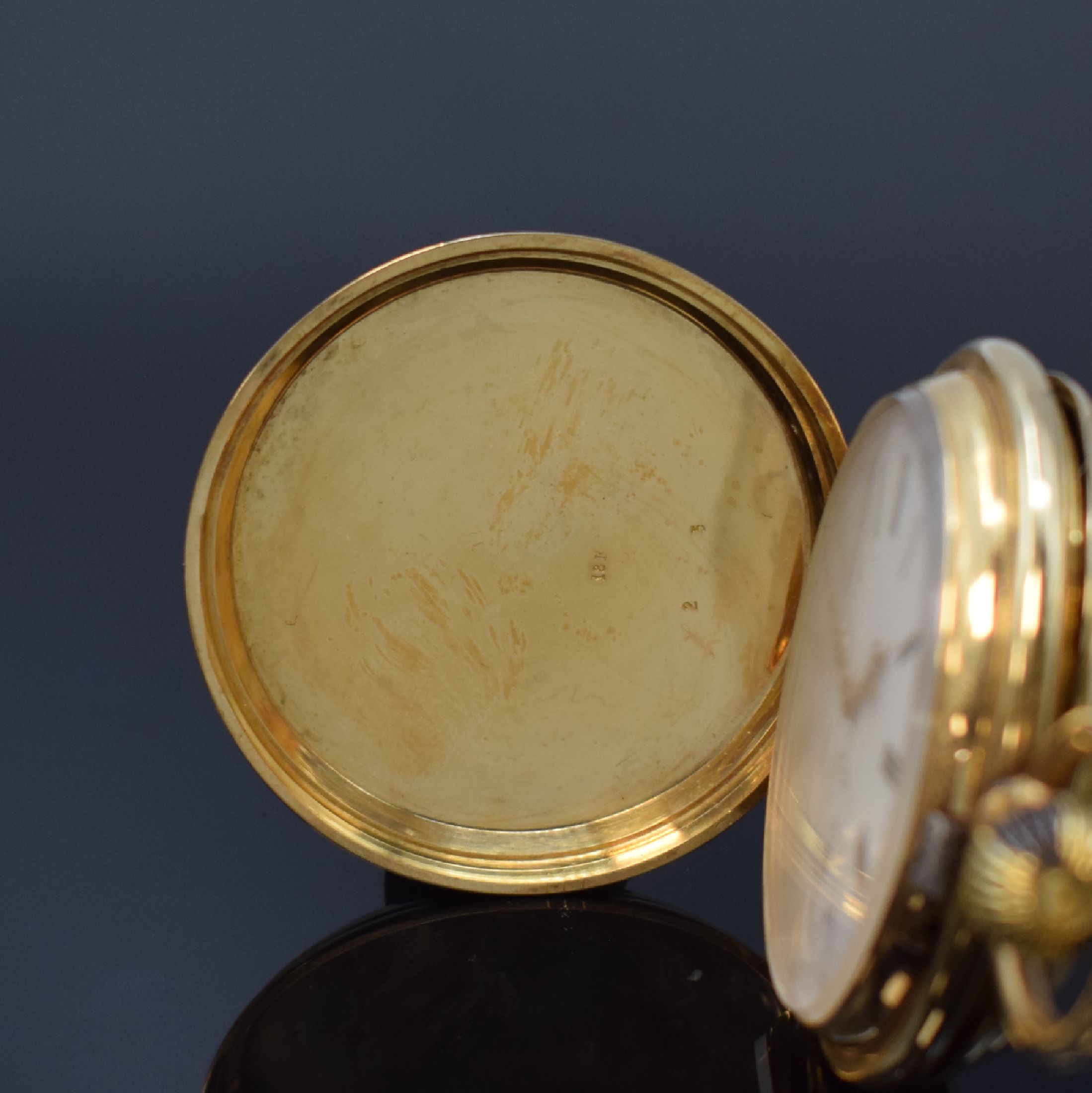 Detail a: Herrensavonette in GG 750/000, Schweiz um 1910, 3-Deckel Goldgeh. dell., grav. Sprung- u. Rückdeckel, Emailzifferbl. riss., röm. Zahlen, gold. ...