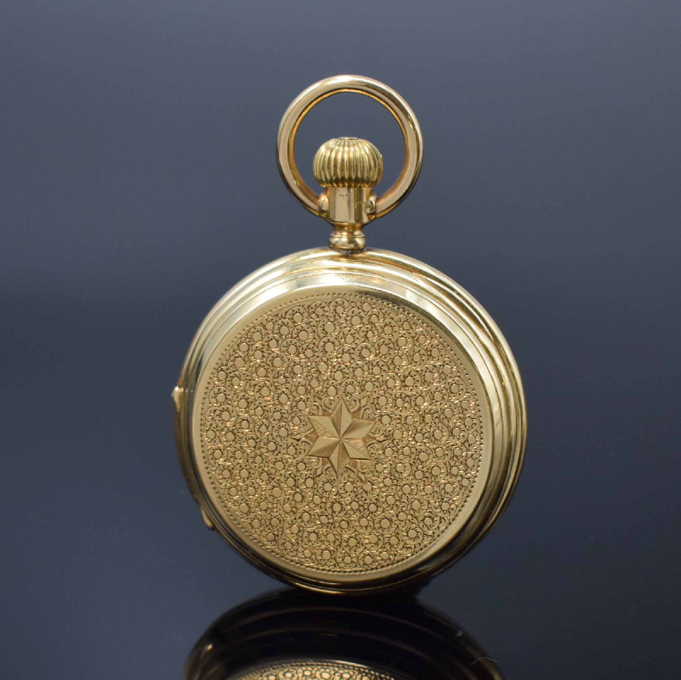 Detail c: Herrensavonette in GG 750/000, Schweiz um 1910, 3-Deckel Goldgeh. dell., grav. Sprung- u. Rückdeckel, Emailzifferbl. riss., röm. Zahlen, gold. ...