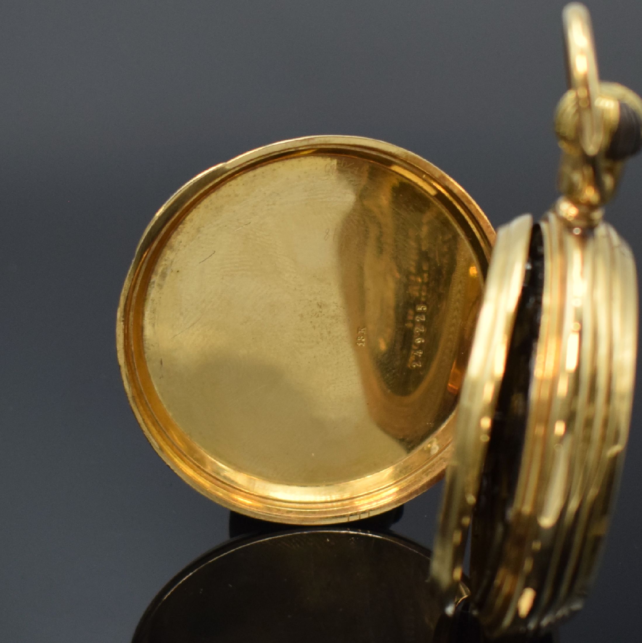 Detail d: Herrensavonette in GG 750/000, Schweiz um 1910, 3-Deckel Goldgeh. dell., grav. Sprung- u. Rückdeckel, Emailzifferbl. riss., röm. Zahlen, gold. ...