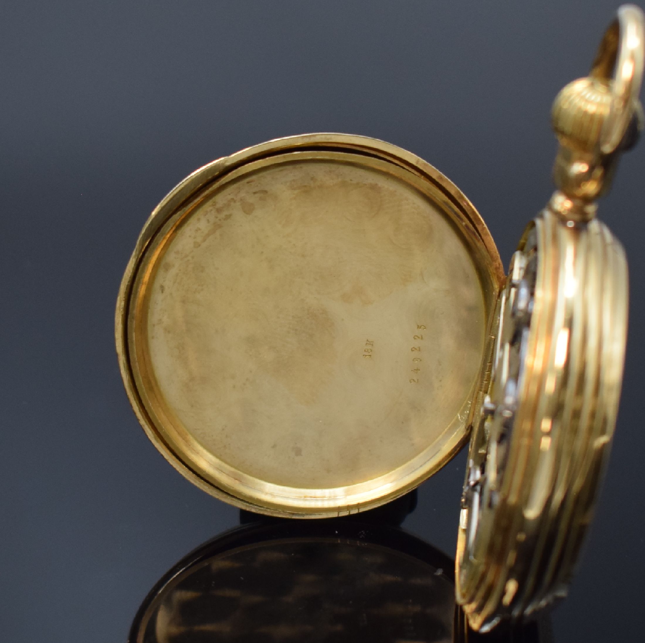 Detail f: Herrensavonette in GG 750/000, Schweiz um 1910, 3-Deckel Goldgeh. dell., grav. Sprung- u. Rückdeckel, Emailzifferbl. riss., röm. Zahlen, gold. ...