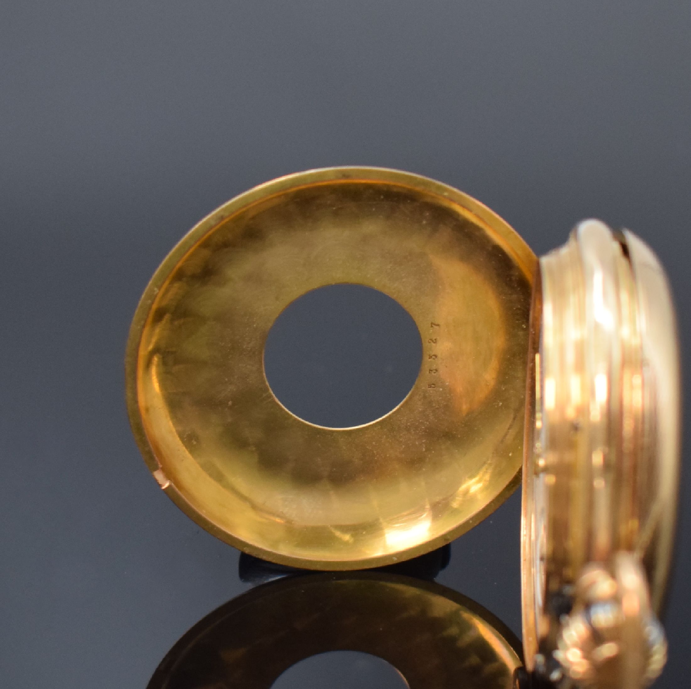 Detail a: Große Halbsavonette in RoseG 750/000, Schweiz um 1910, guill. 3-Deckel Goldgeh. dell., Sprungdeckel m. röm. Zahlen, Rückdeckel m. ...