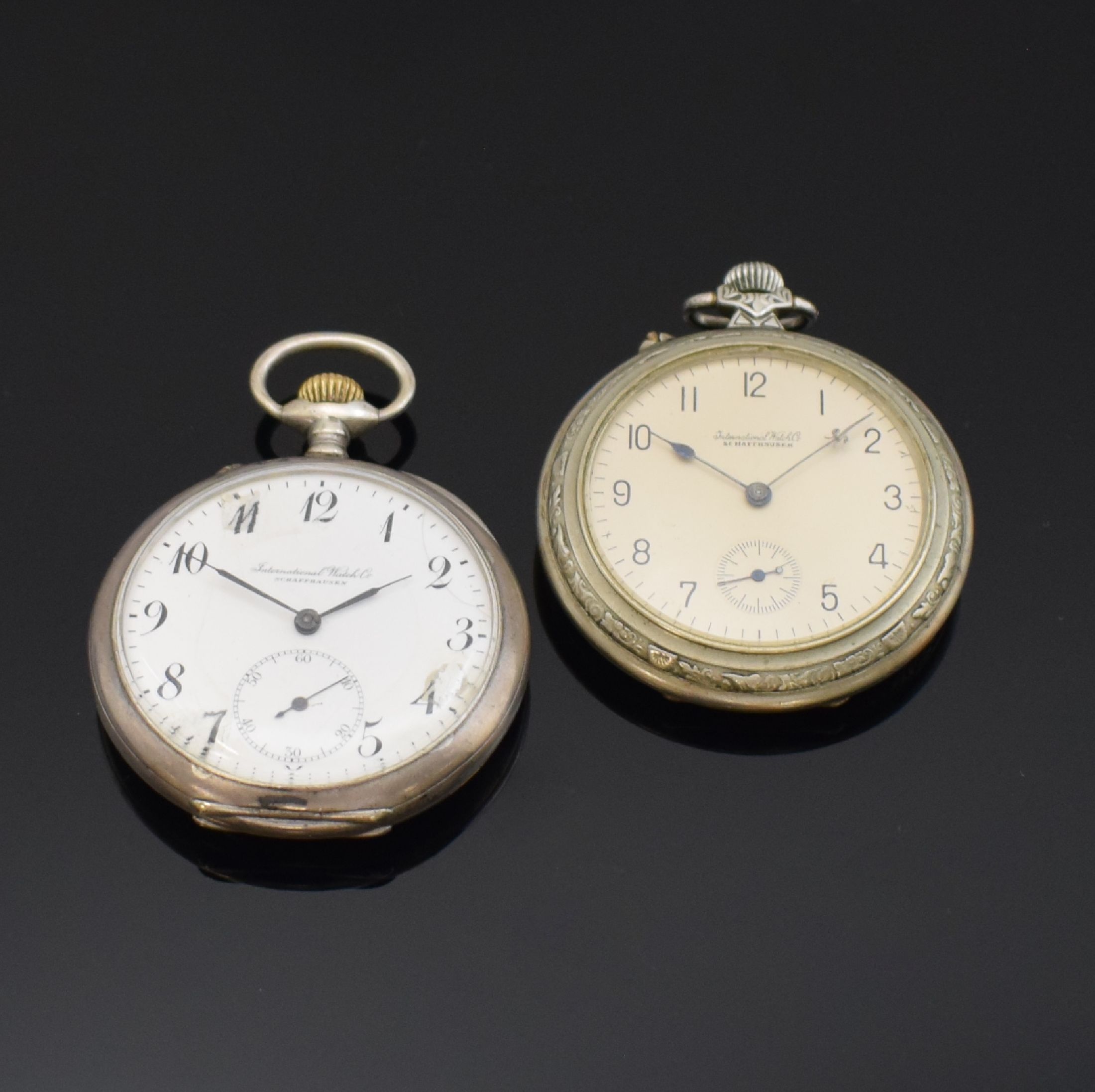 IWC offene Taschenuhr und ein IWC Werk in neutr. Gehäuse, Schweiz um 1904/1910, 1) IWC offene Taschenuhr in Silber, Geh. dell., guill. Rückdeckel, ...