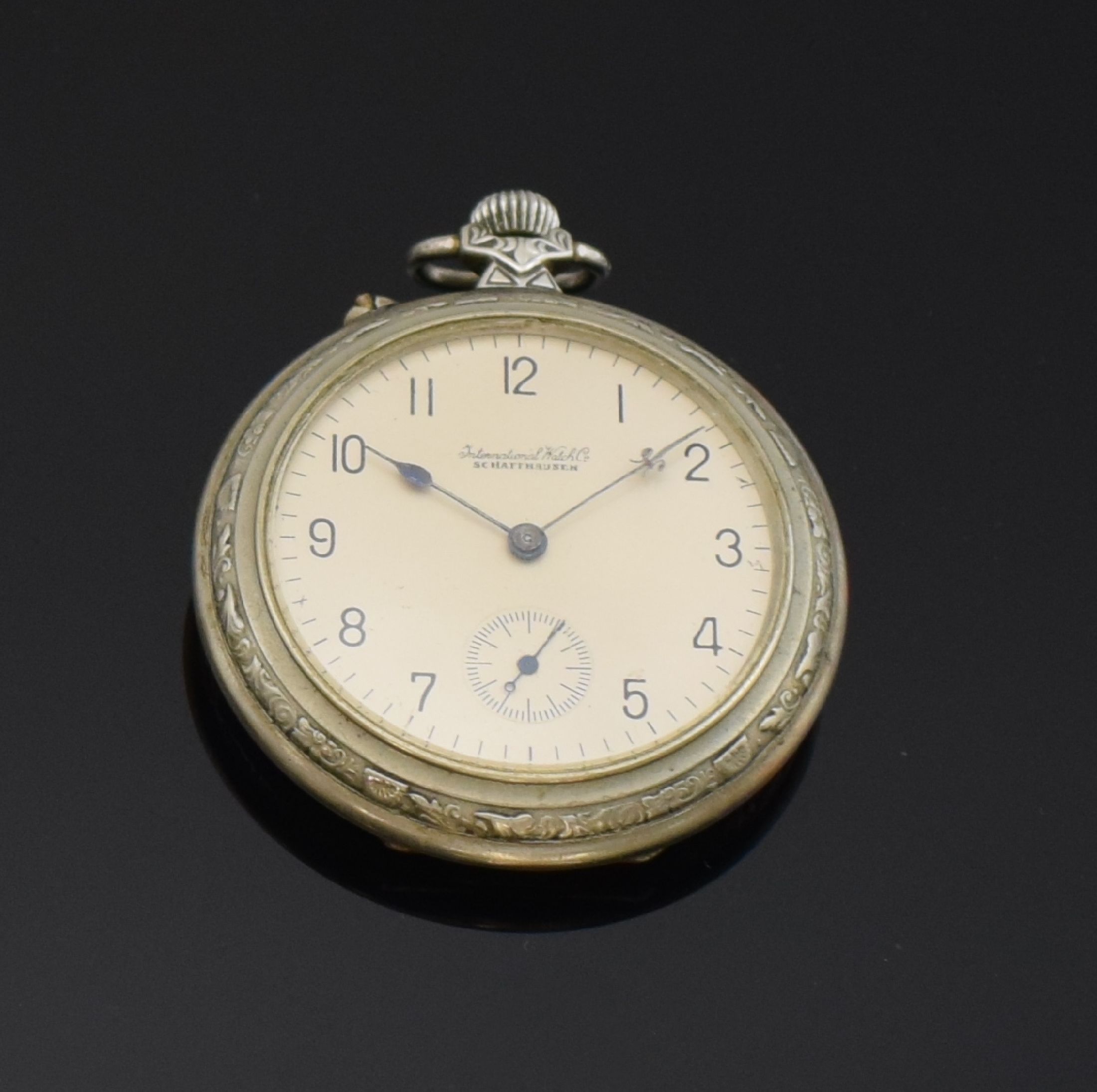 Detail a: IWC offene Taschenuhr und ein IWC Werk in neutr. Gehäuse, Schweiz um 1904/1910, 1) IWC offene Taschenuhr in Silber, Geh. dell., guill. Rückdeckel, ...