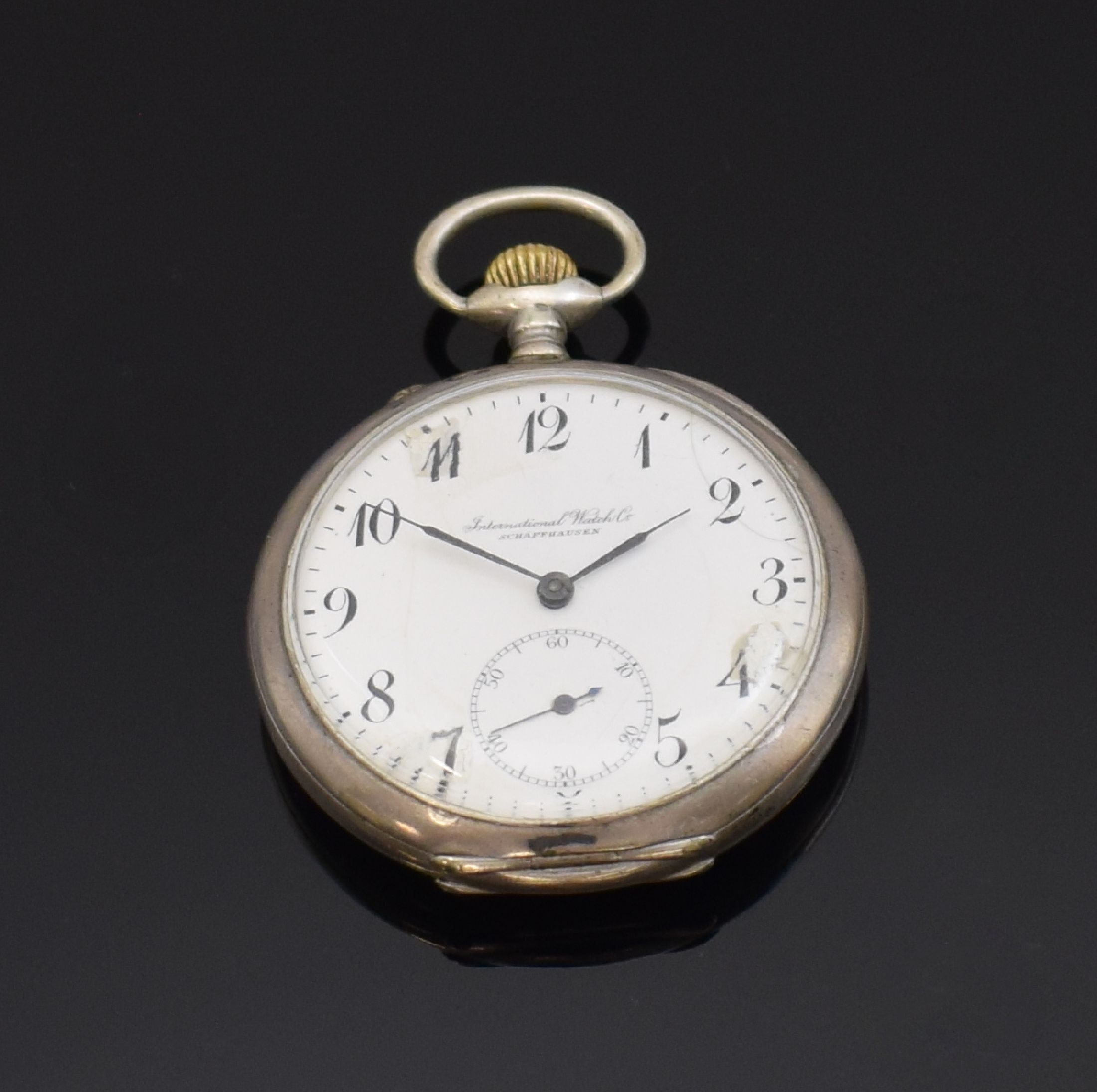Detail b: IWC offene Taschenuhr und ein IWC Werk in neutr. Gehäuse, Schweiz um 1904/1910, 1) IWC offene Taschenuhr in Silber, Geh. dell., guill. Rückdeckel, ...