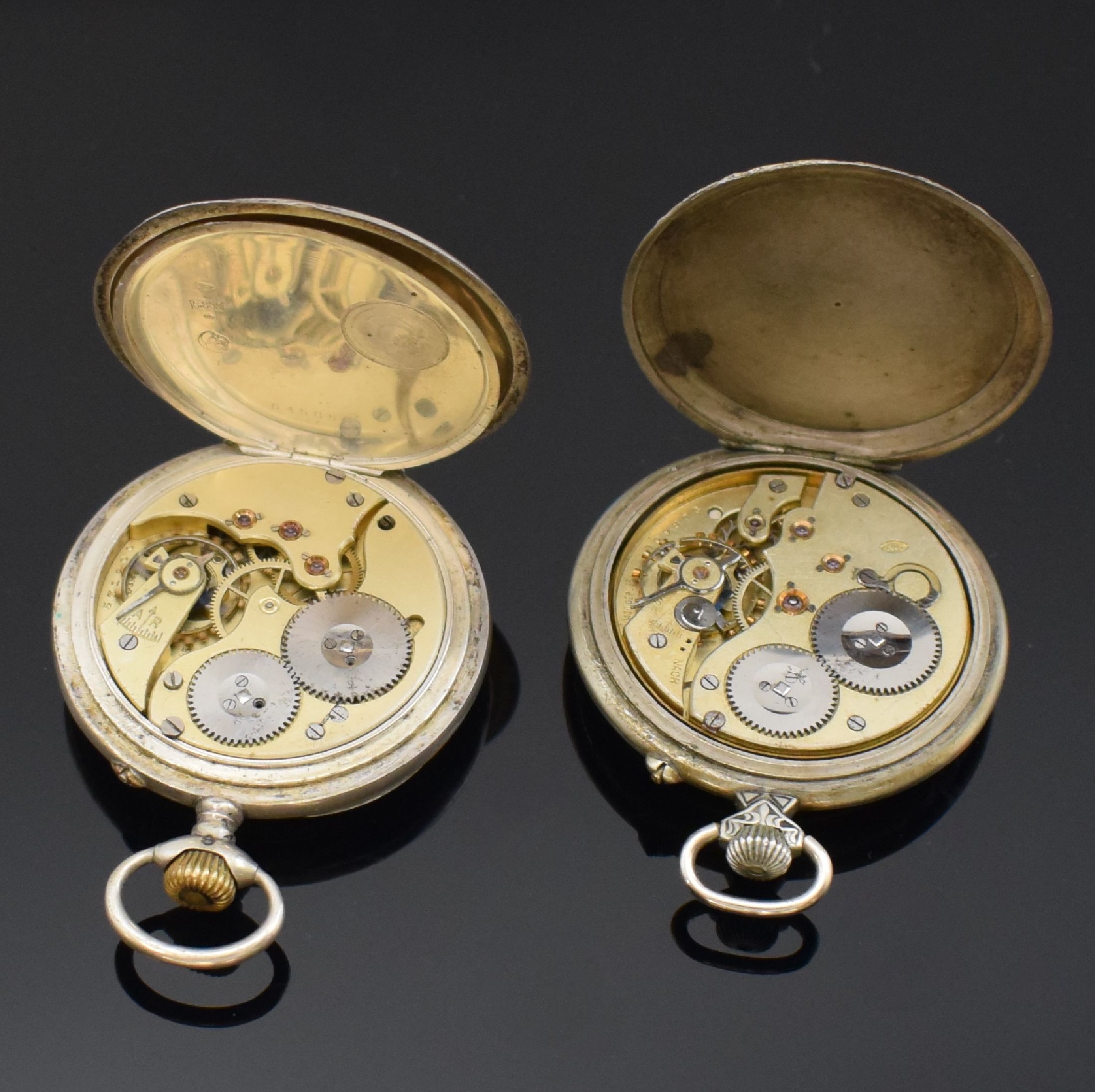 Detail d: IWC offene Taschenuhr und ein IWC Werk in neutr. Gehäuse, Schweiz um 1904/1910, 1) IWC offene Taschenuhr in Silber, Geh. dell., guill. Rückdeckel, ...