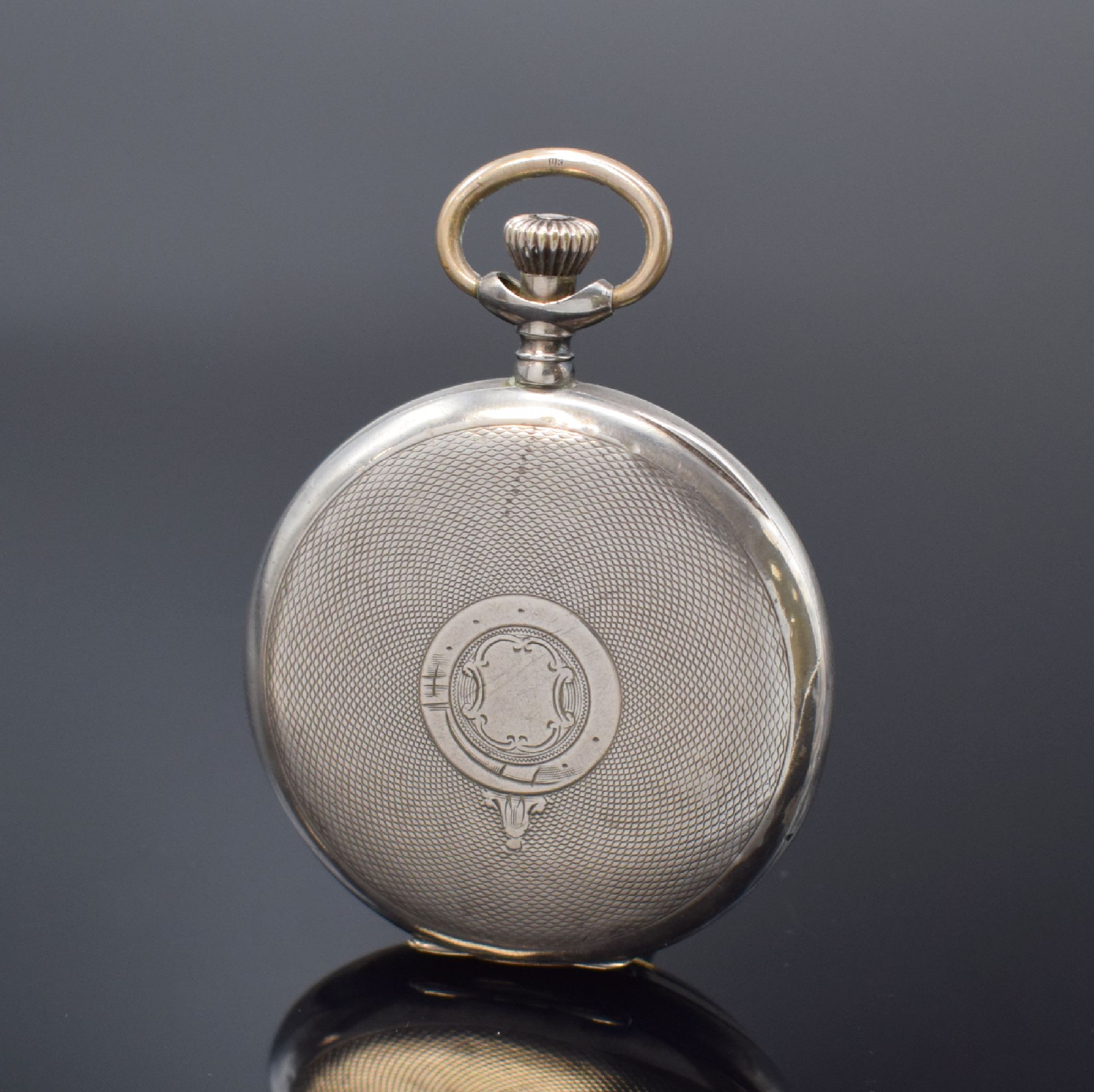 Detail a: Offene Taschenuhr mit 1/4 Repetition in Silber, Schweiz um 1910, Geh. dell., guill. Rückdeckel m. Monogrammspiegel, Silbercuvette m. ...