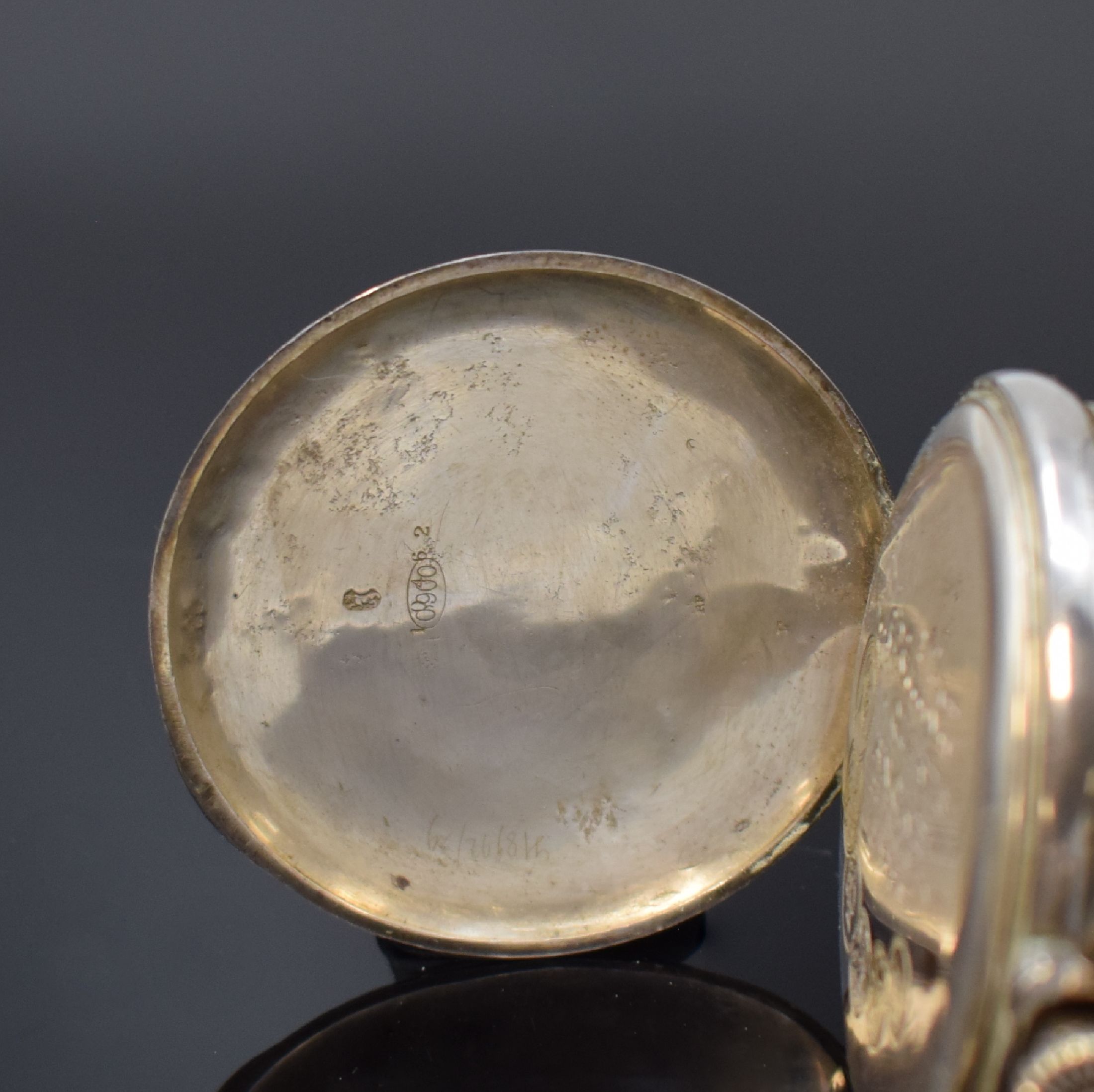Detail b: Offene Taschenuhr mit 1/4 Repetition in Silber, Schweiz um 1910, Geh. dell., guill. Rückdeckel m. Monogrammspiegel, Silbercuvette m. ...