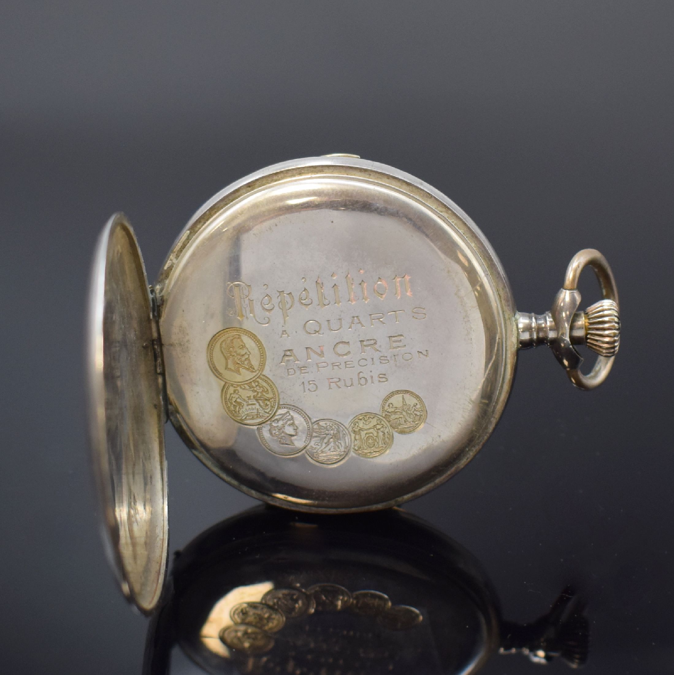 Detail c: Offene Taschenuhr mit 1/4 Repetition in Silber, Schweiz um 1910, Geh. dell., guill. Rückdeckel m. Monogrammspiegel, Silbercuvette m. ...
