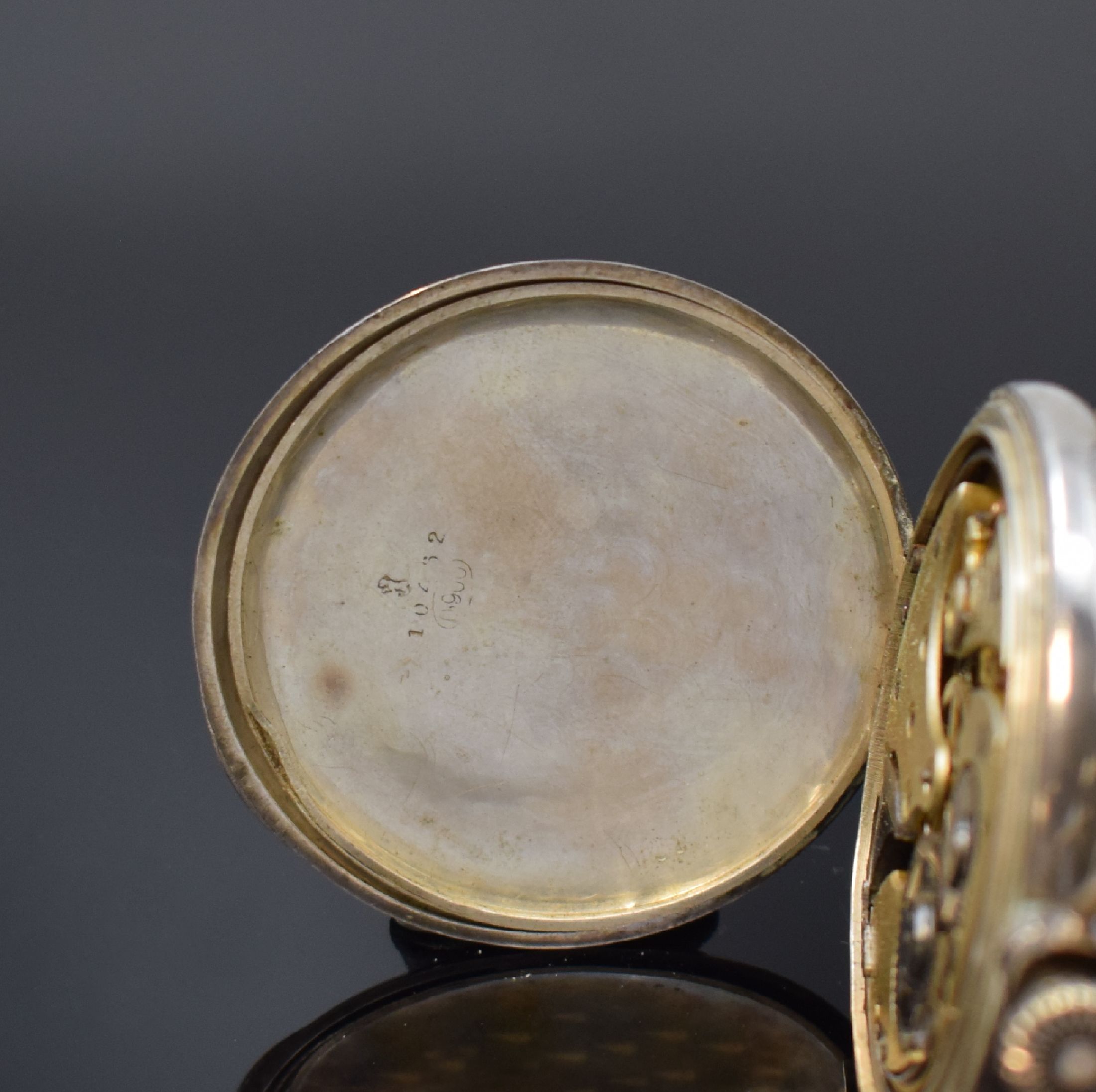 Detail d: Offene Taschenuhr mit 1/4 Repetition in Silber, Schweiz um 1910, Geh. dell., guill. Rückdeckel m. Monogrammspiegel, Silbercuvette m. ...