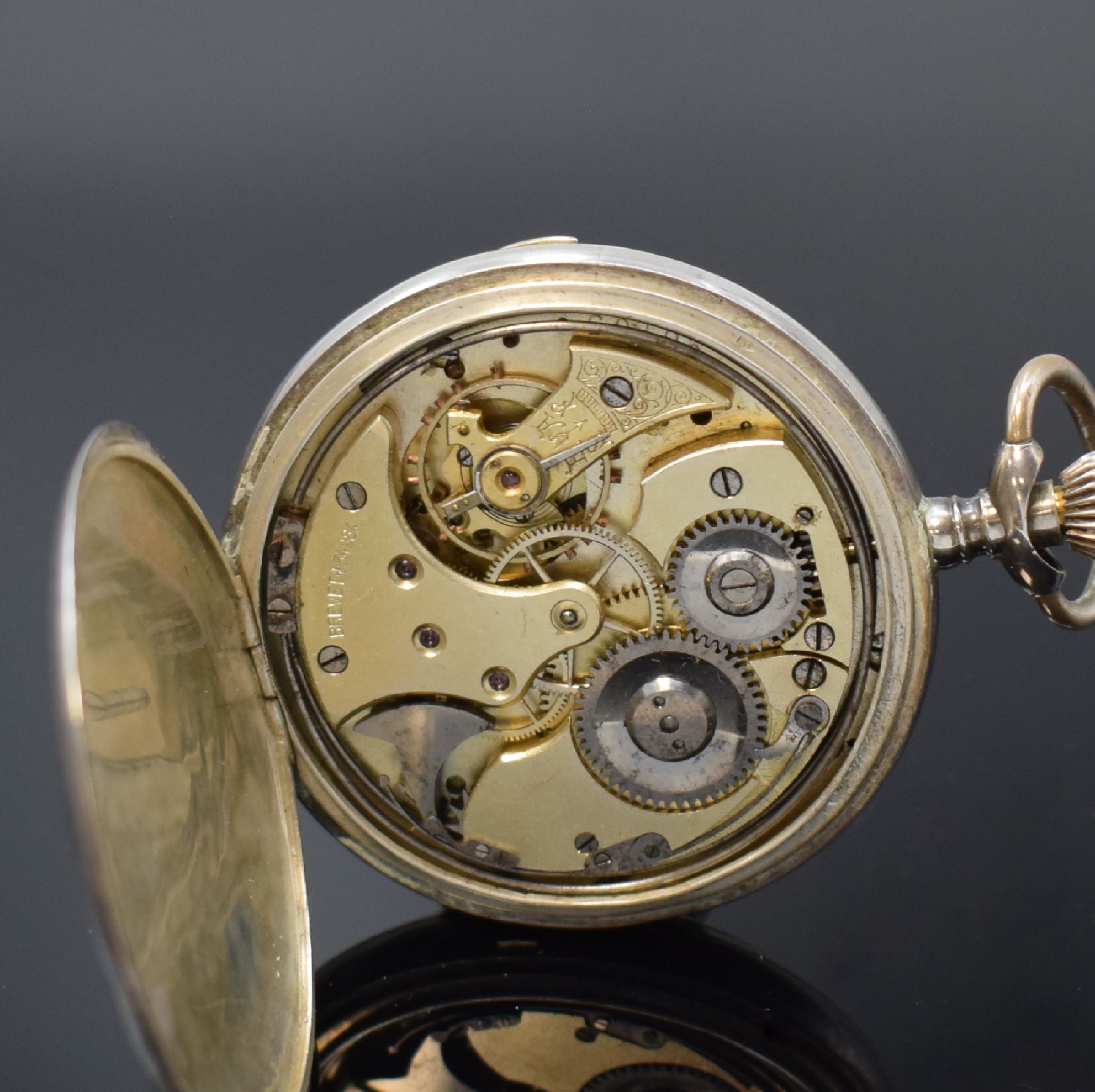 Detail e: Offene Taschenuhr mit 1/4 Repetition in Silber, Schweiz um 1910, Geh. dell., guill. Rückdeckel m. Monogrammspiegel, Silbercuvette m. ...