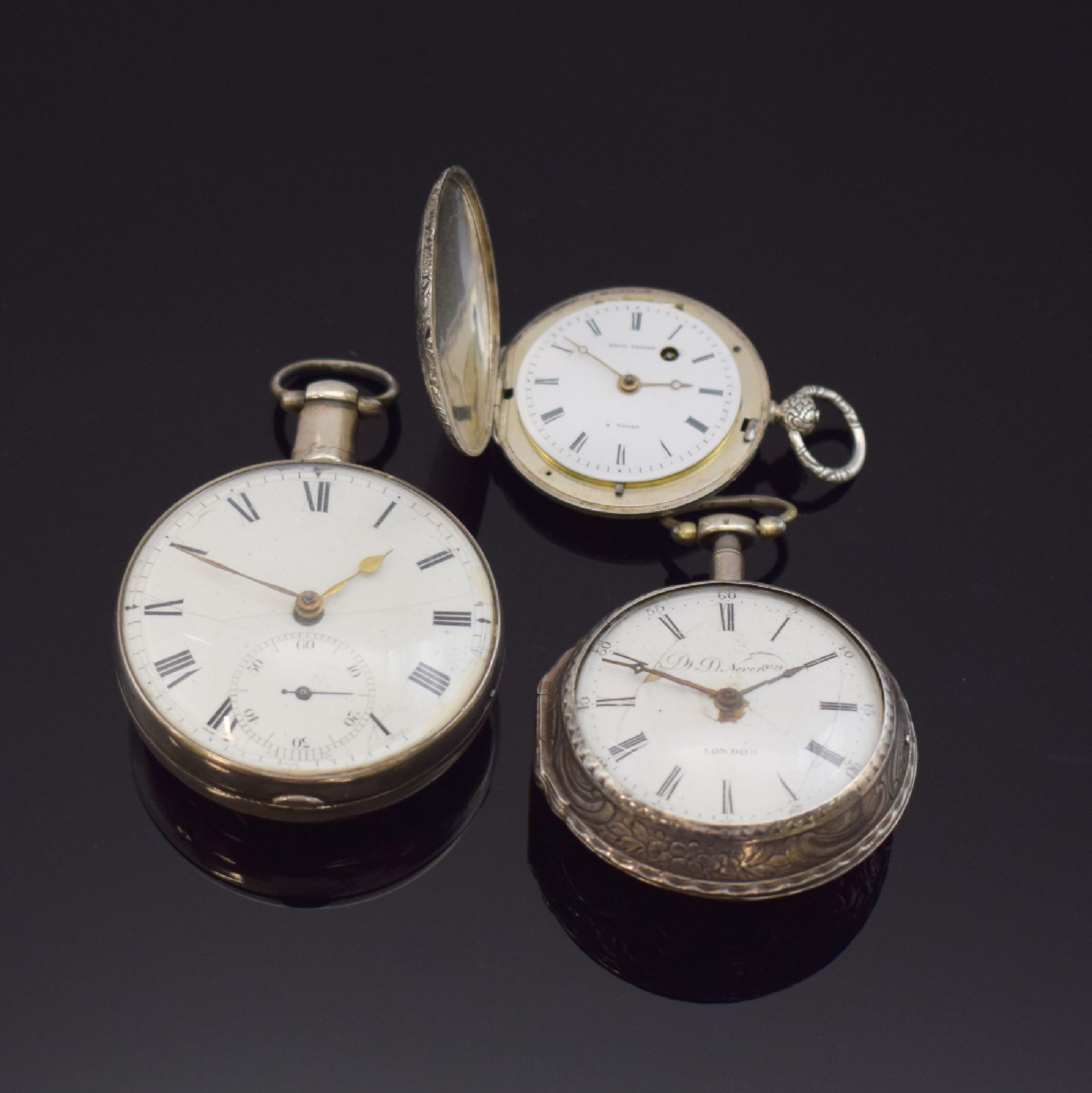 D.D. NEVEREN, POLTI FRERES und JOHN SMITH 3 Spindeltaschenuhren, England/Frankreich um 1800-1830, 1) D.D. Neveren, Silbergeh. dell., grav. Übergeh. ...