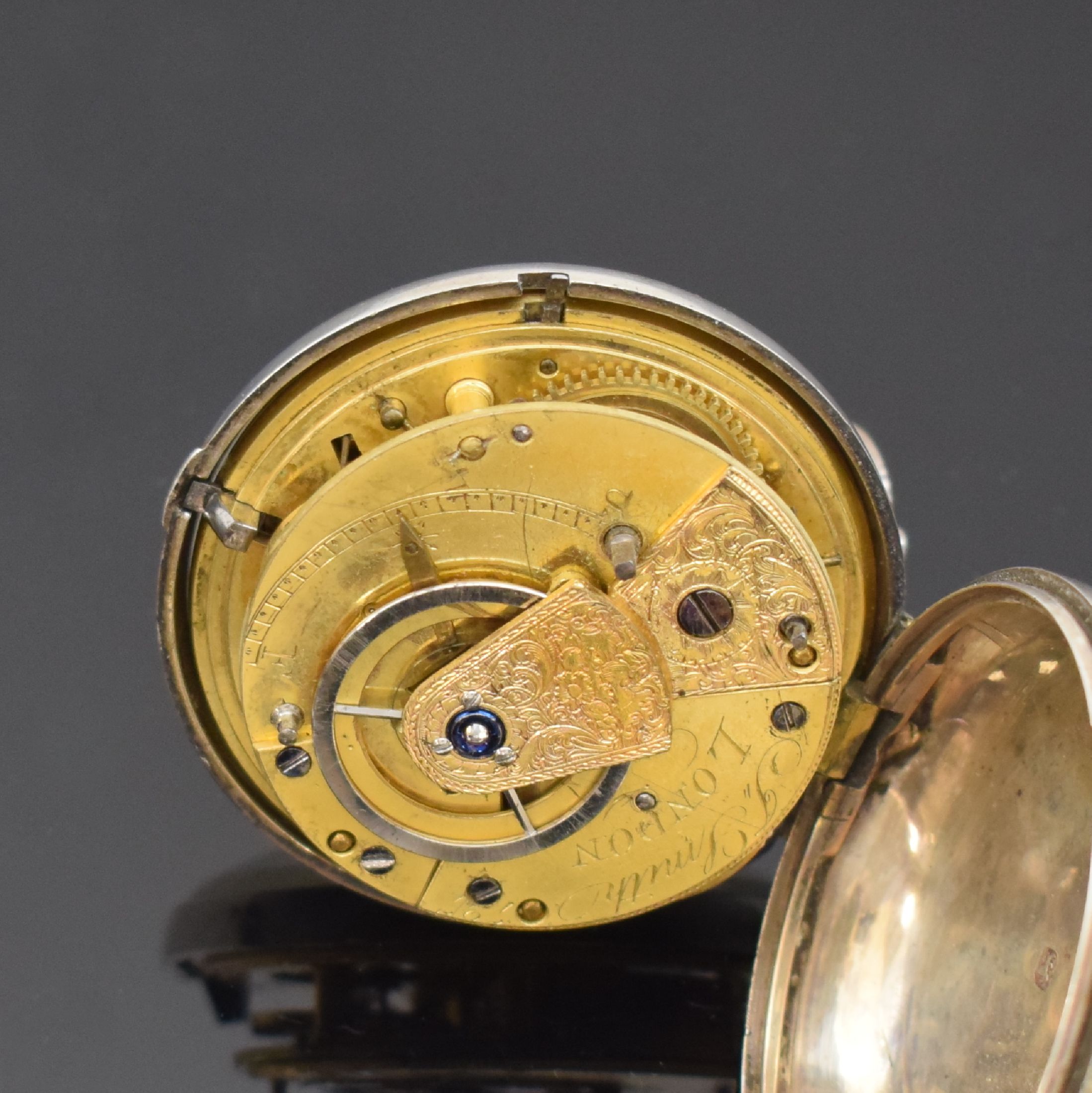Detail k: D.D. NEVEREN, POLTI FRERES und JOHN SMITH 3 Spindeltaschenuhren, England/Frankreich um 1800-1830, 1) D.D. Neveren, Silbergeh. dell., grav. Übergeh. ...