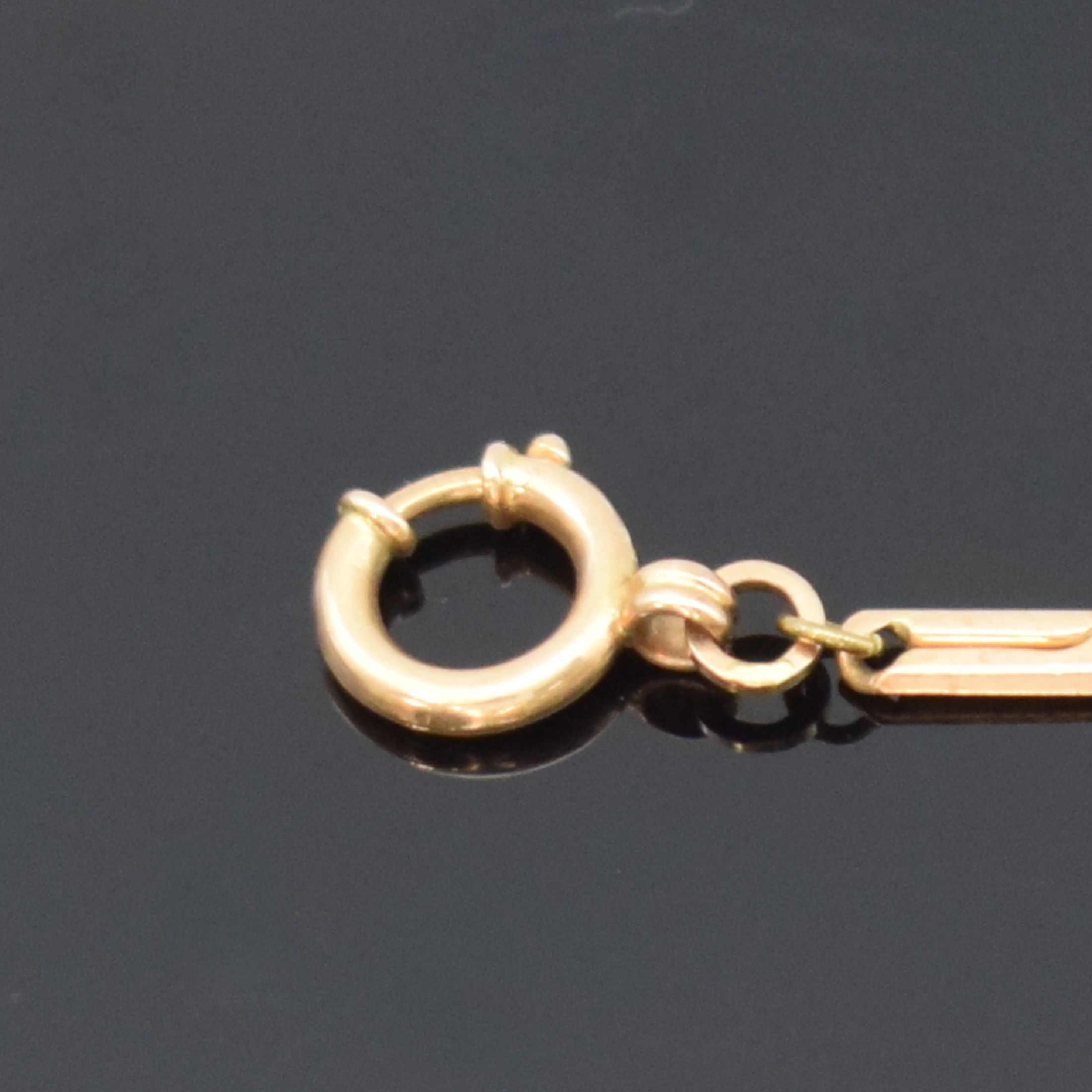 Detail b: Taschenuhrkette in RG 585/000, um 1900, Karabiner u. Federring, L. ca. 34 cm, Gew. ca. 14g, in gebrauchsfähigem Zustand