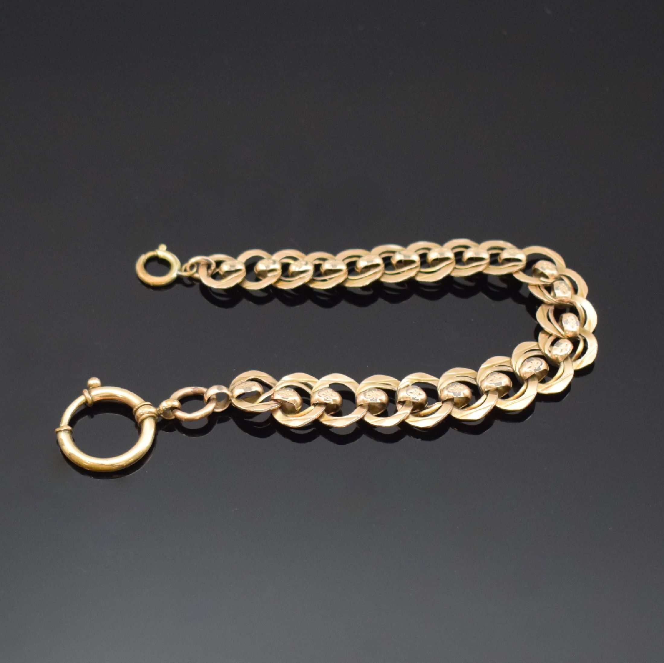 Detail a: 4 vergoldete Taschenuhrketten und ein Petschaft, um 1900, 1) Kette m. Petschaft, Schlüssel, Haken u. verschraubbarem Verschluss, L. ca. 34,5 cm, 2) ...
