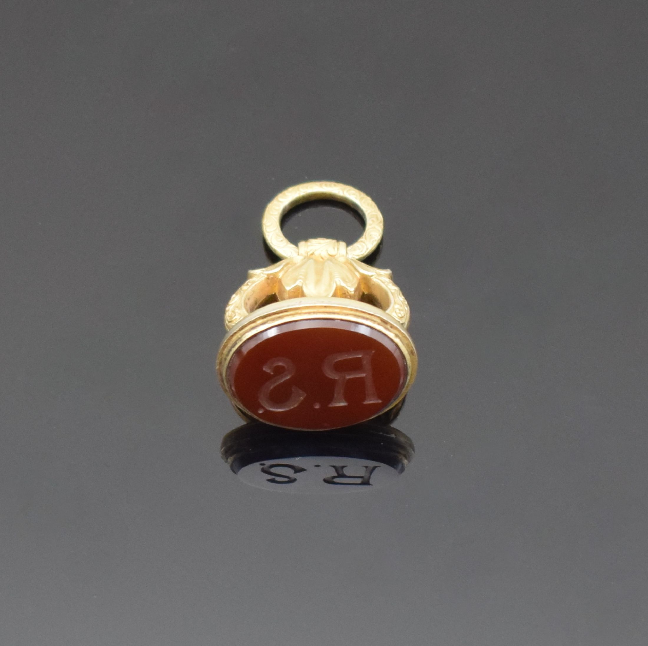 Detail b: 4 vergoldete Taschenuhrketten und ein Petschaft, um 1900, 1) Kette m. Petschaft, Schlüssel, Haken u. verschraubbarem Verschluss, L. ca. 34,5 cm, 2) ...