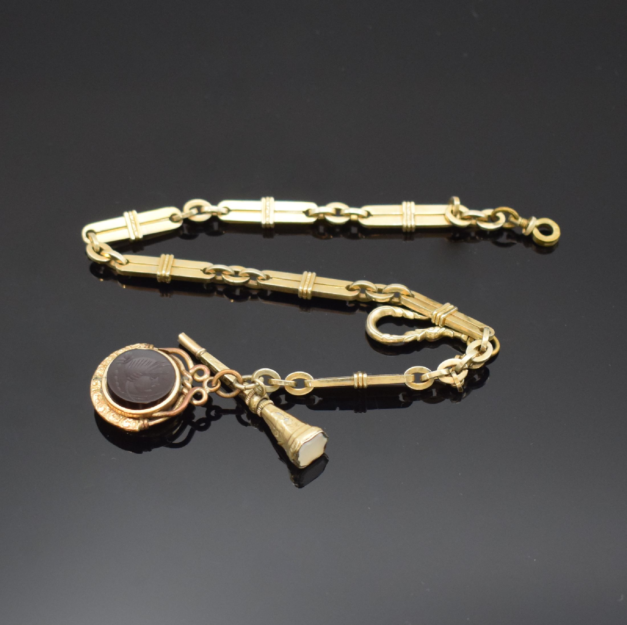 Detail c: 4 vergoldete Taschenuhrketten und ein Petschaft, um 1900, 1) Kette m. Petschaft, Schlüssel, Haken u. verschraubbarem Verschluss, L. ca. 34,5 cm, 2) ...