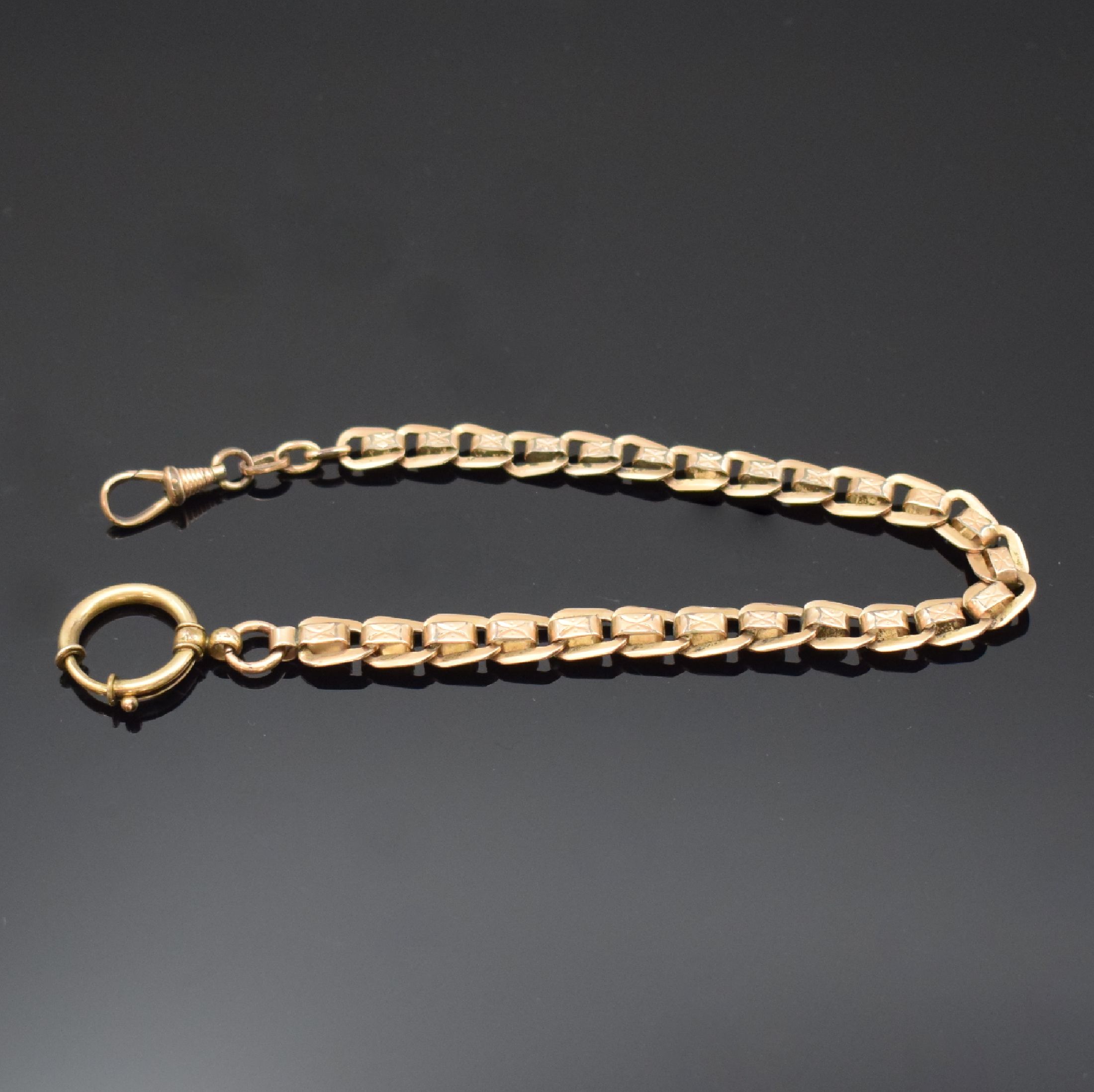 Detail d: 4 vergoldete Taschenuhrketten und ein Petschaft, um 1900, 1) Kette m. Petschaft, Schlüssel, Haken u. verschraubbarem Verschluss, L. ca. 34,5 cm, 2) ...
